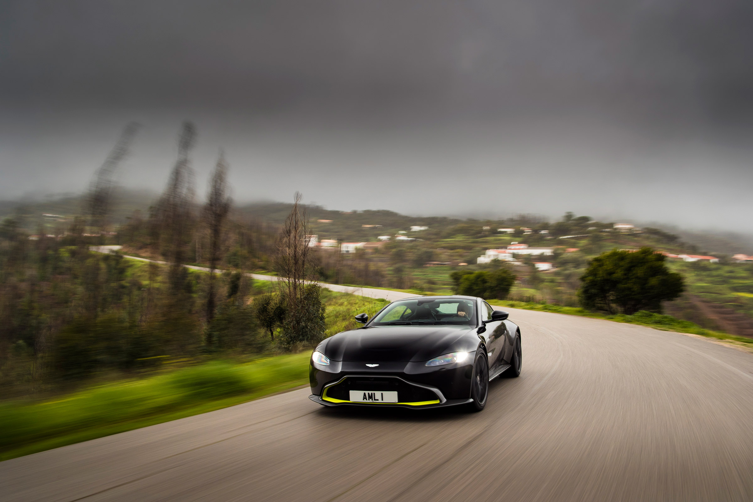 Aston Martin Vantage - black tracking