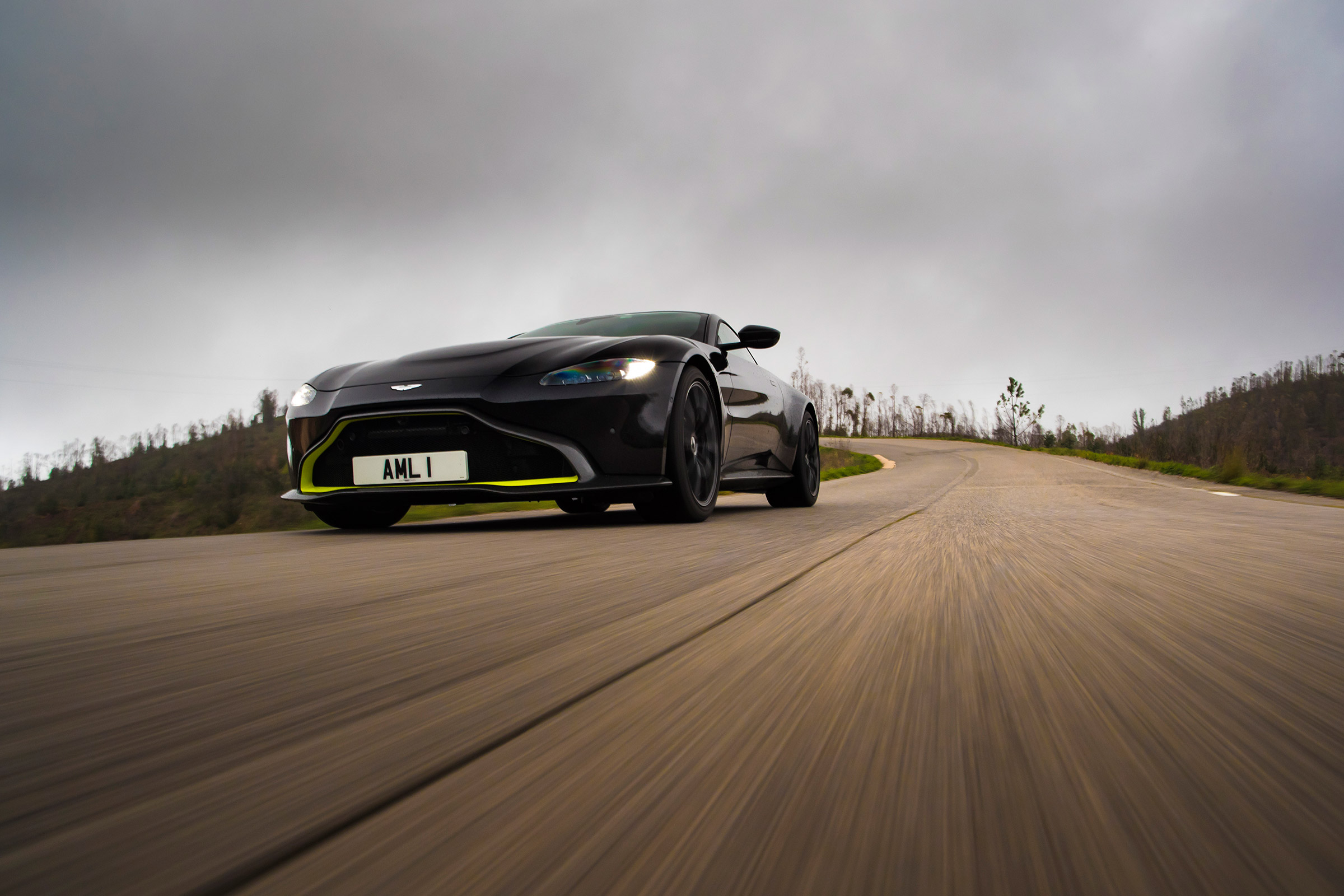 Aston Martin Vantage - black header