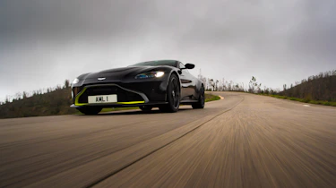 Aston Martin Vantage - black header