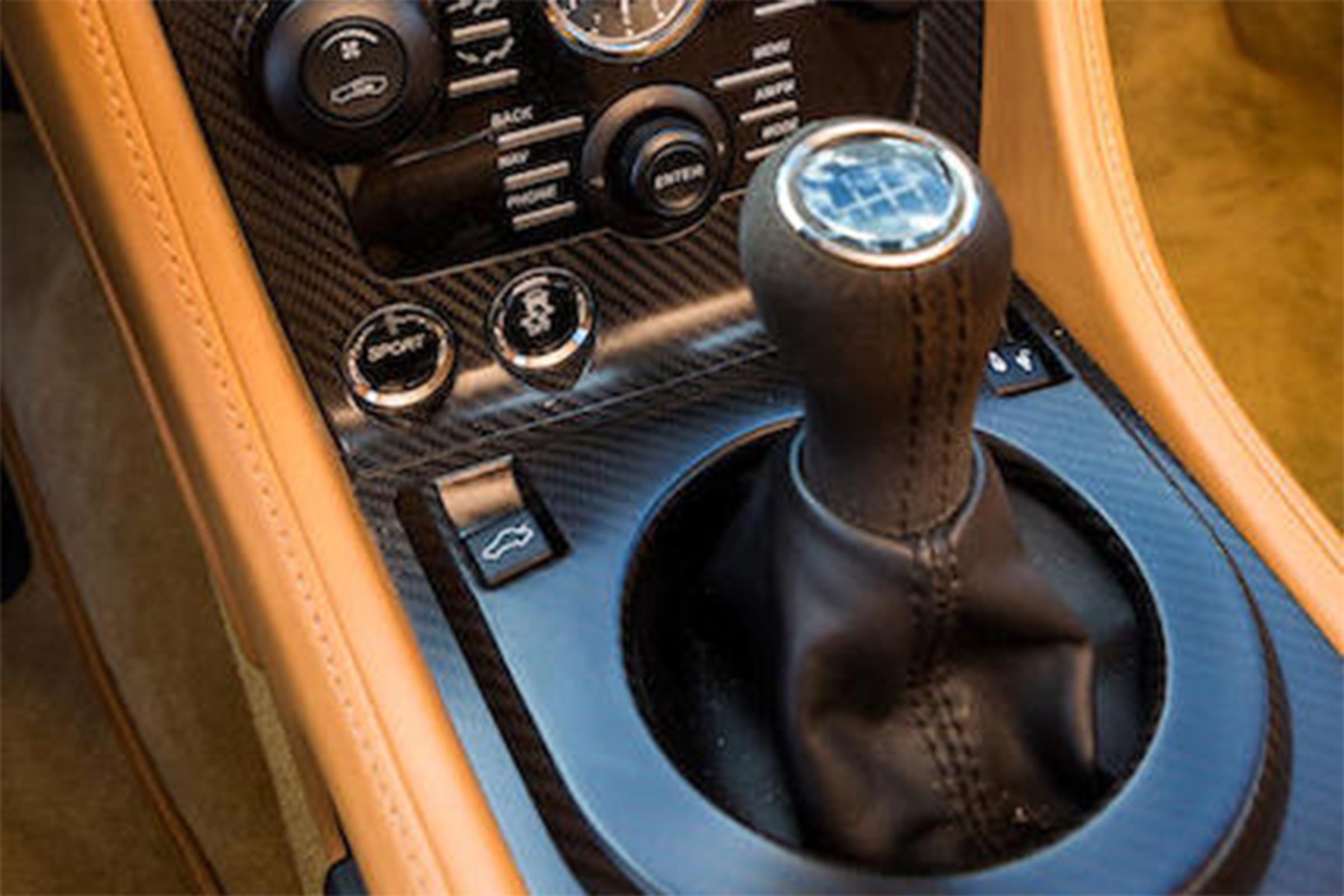 Aston Martin V12 Zagato Coupe – gear lever