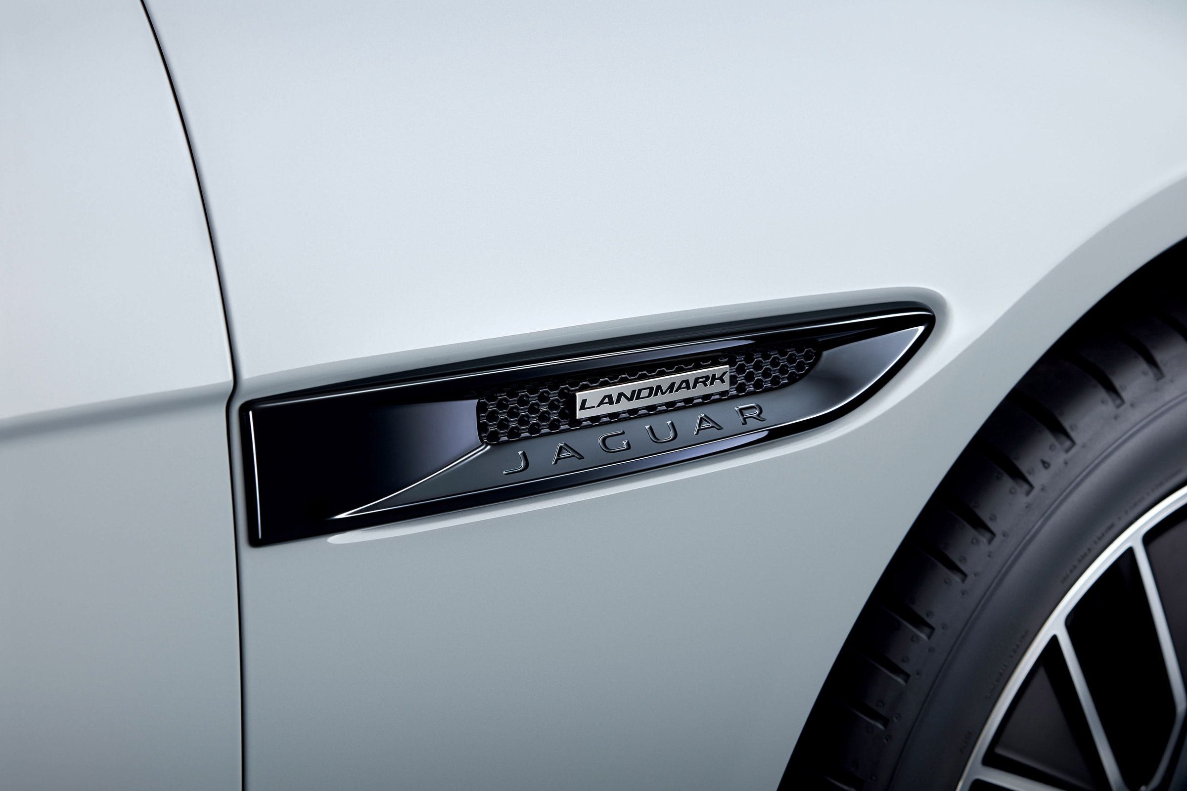 Jaguar XE Landmark - side