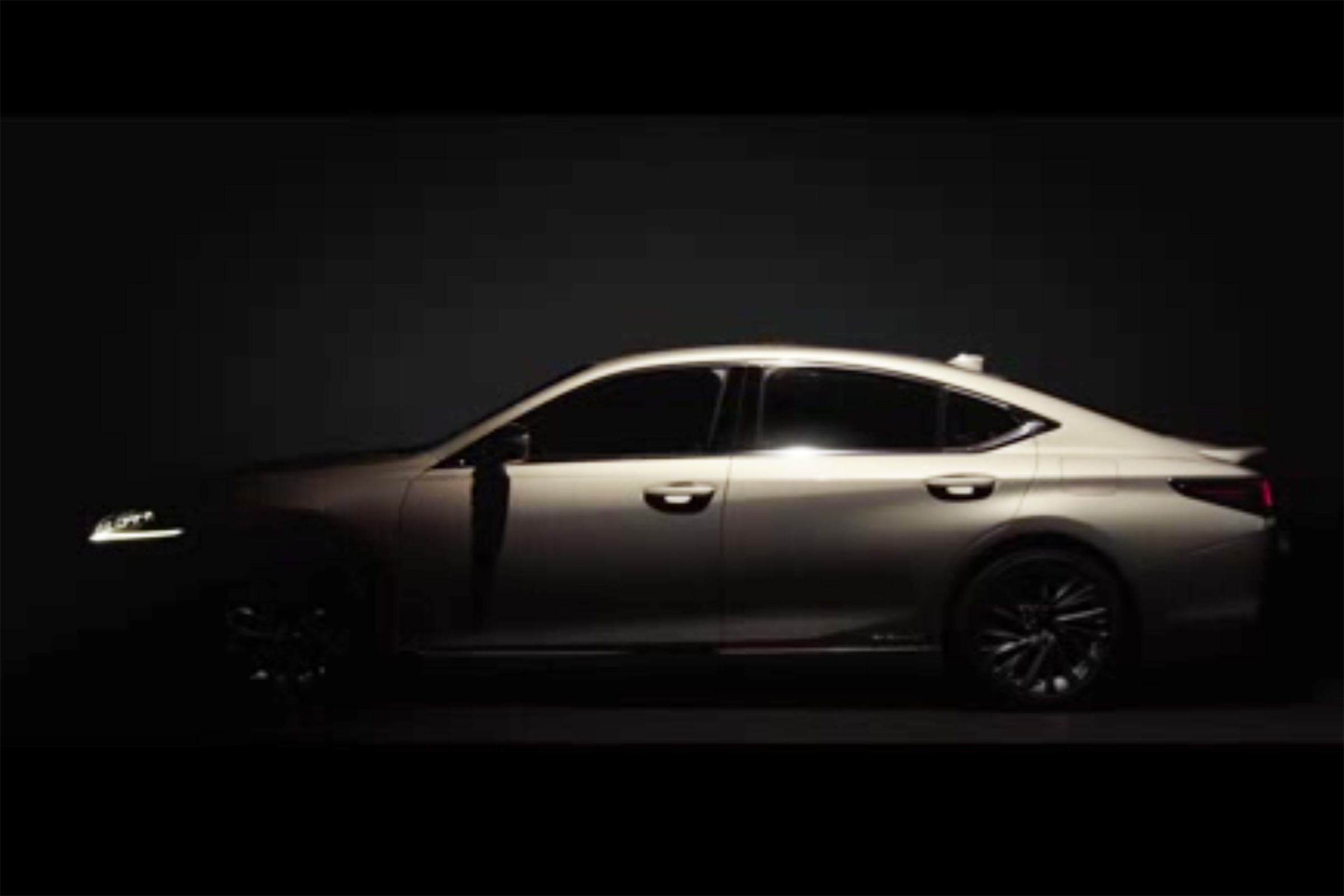 Lexus ES – side