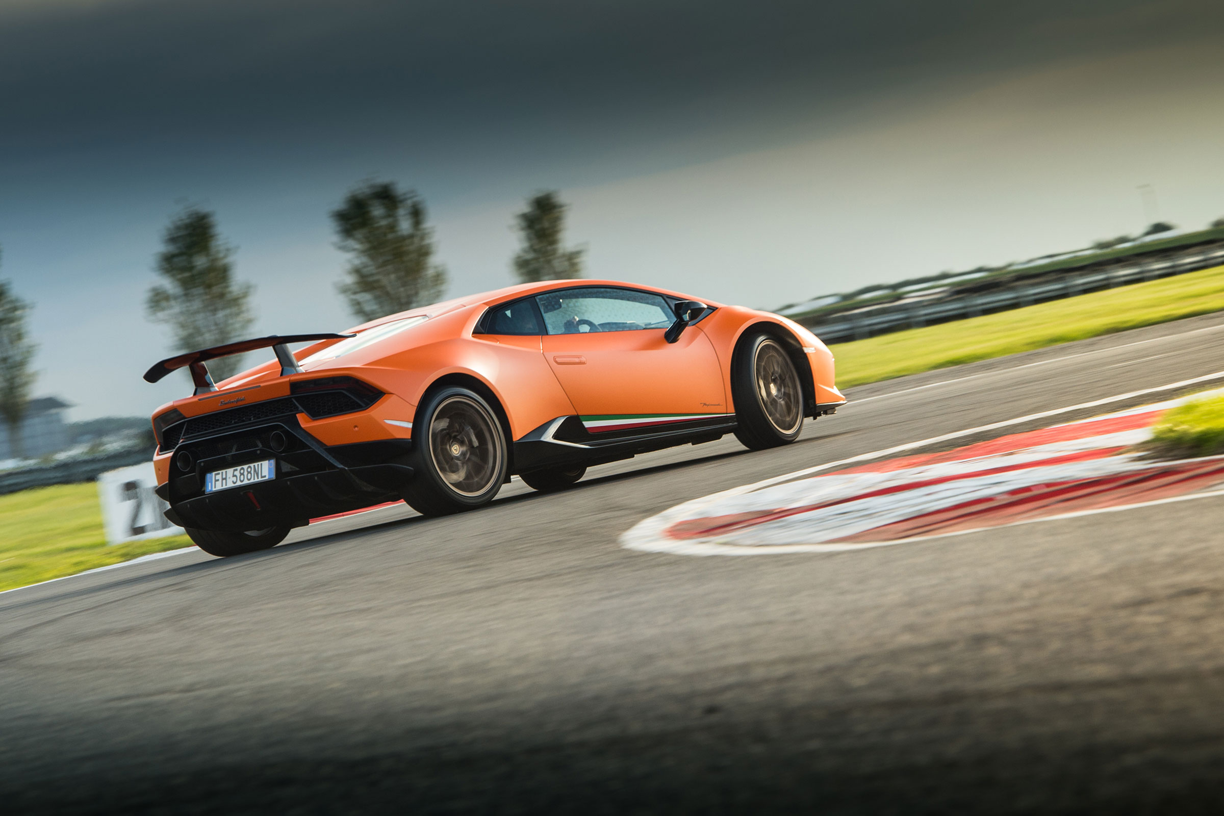 Lamborghini Huracan Performante &amp; Ferrari 360 Challenge Stradale 