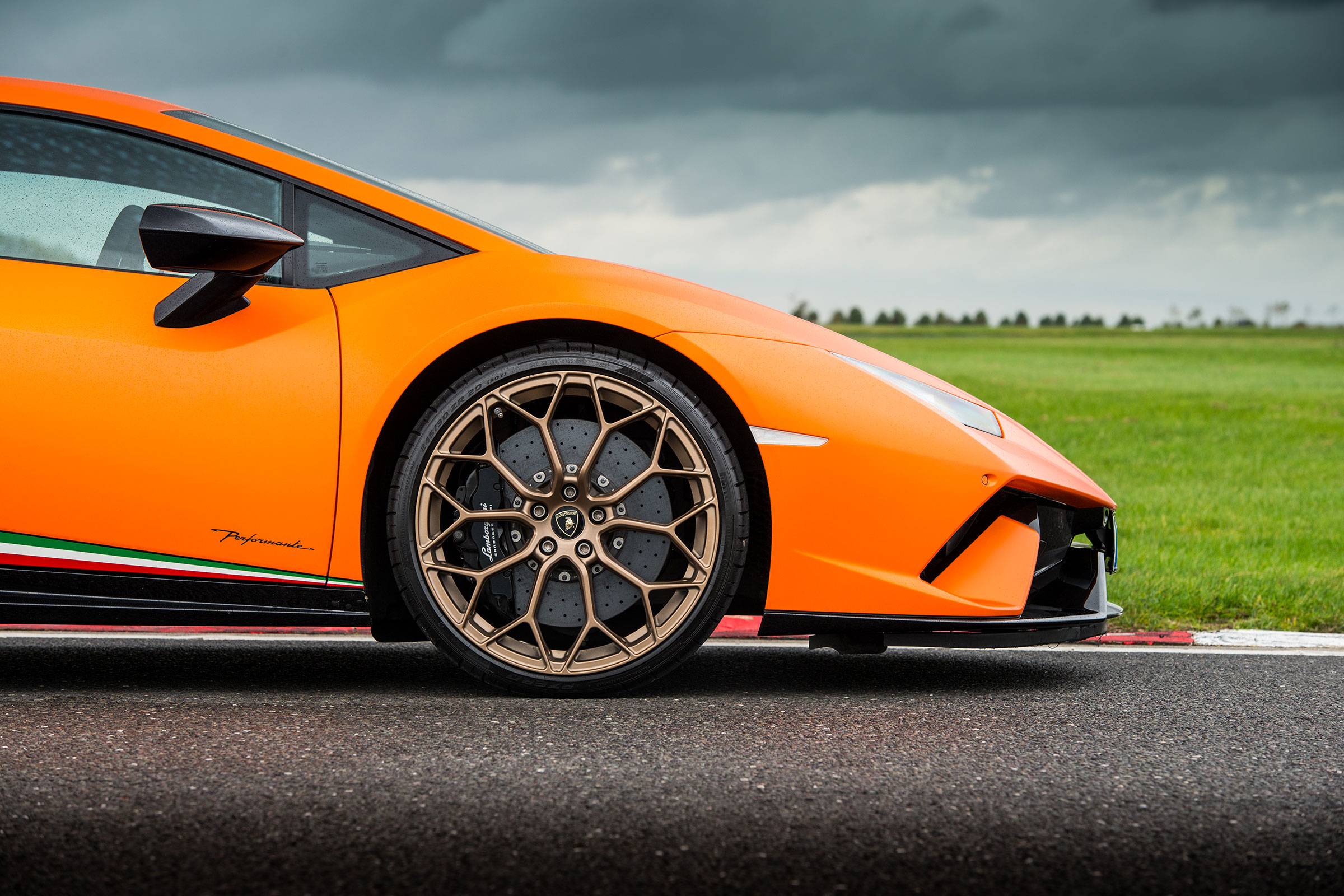 Lamborghini Huracan Performante – side