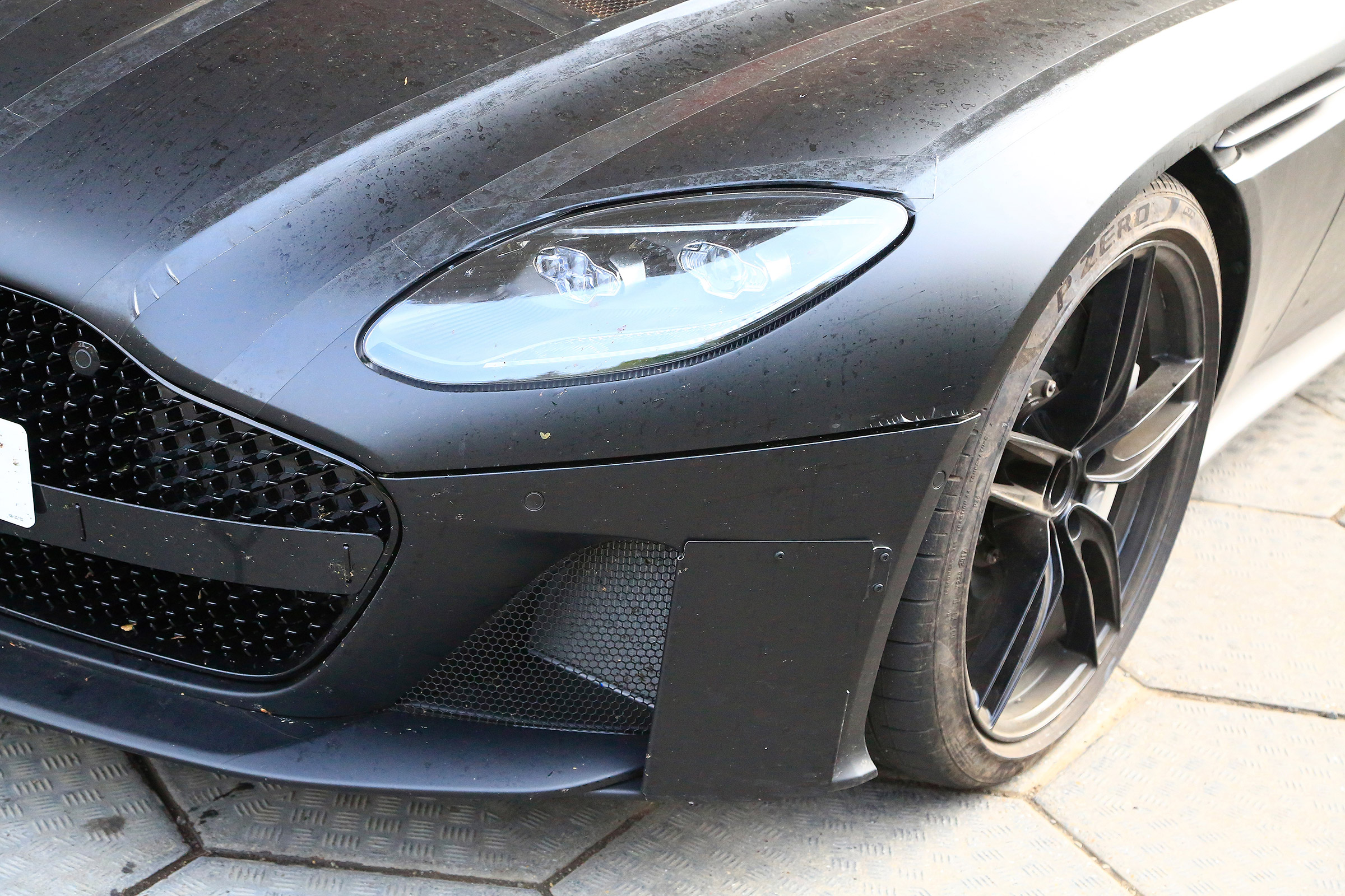 Aston Martin DBS Volante - lights