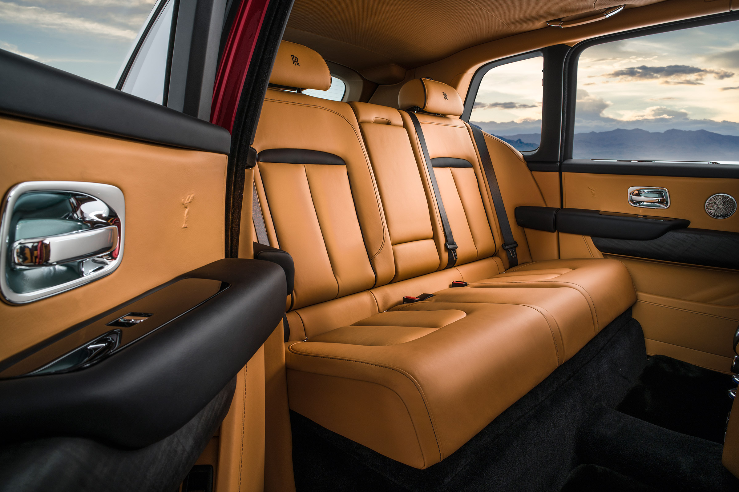Rolls Royce Cullinan - interior rear