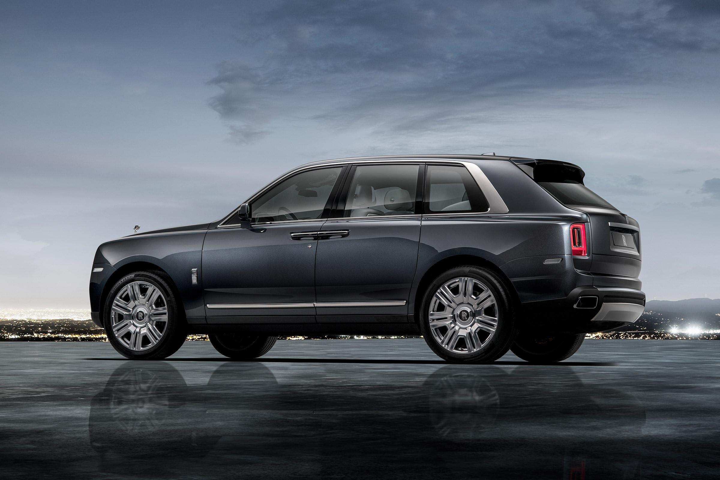 Rolls Royce Cullinan - side