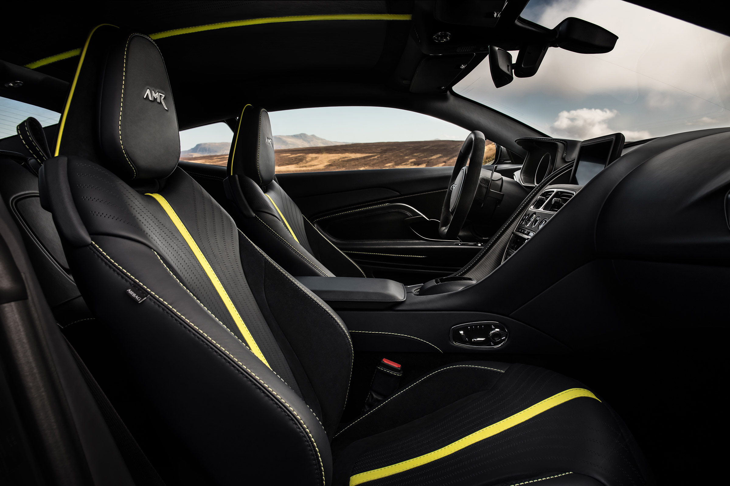 Aston Martin DB11 AMR - interior