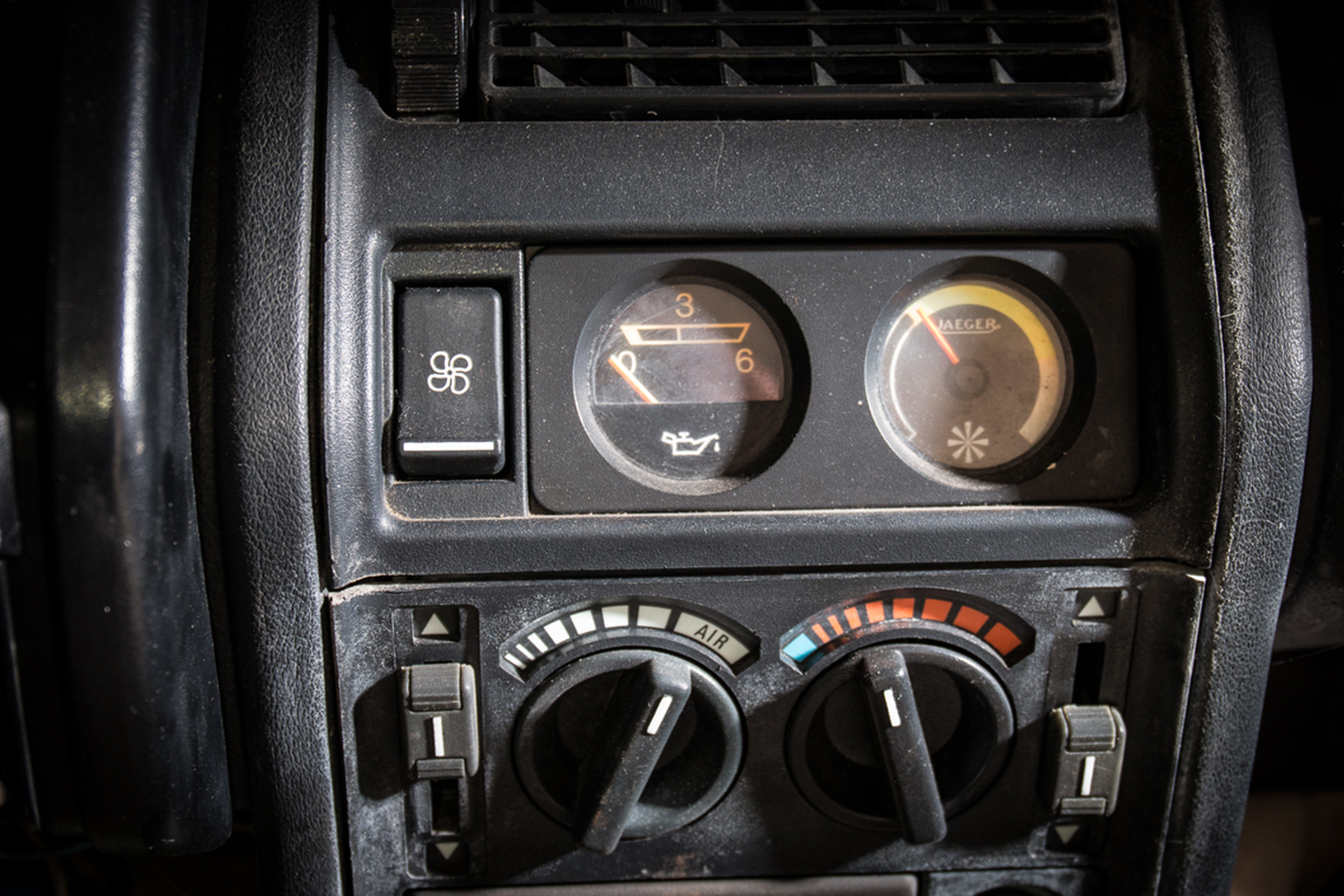  Renault 5 Turbo 2 Evolution Type 8221 – centre console