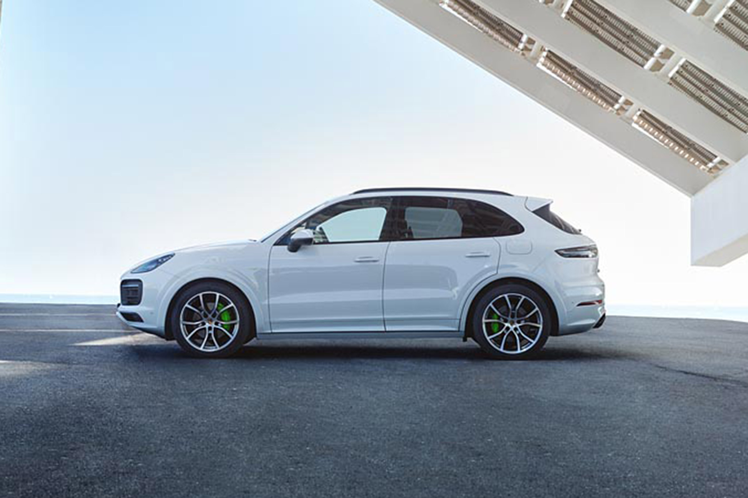 Porsche Cayenne E-Hybrid - side