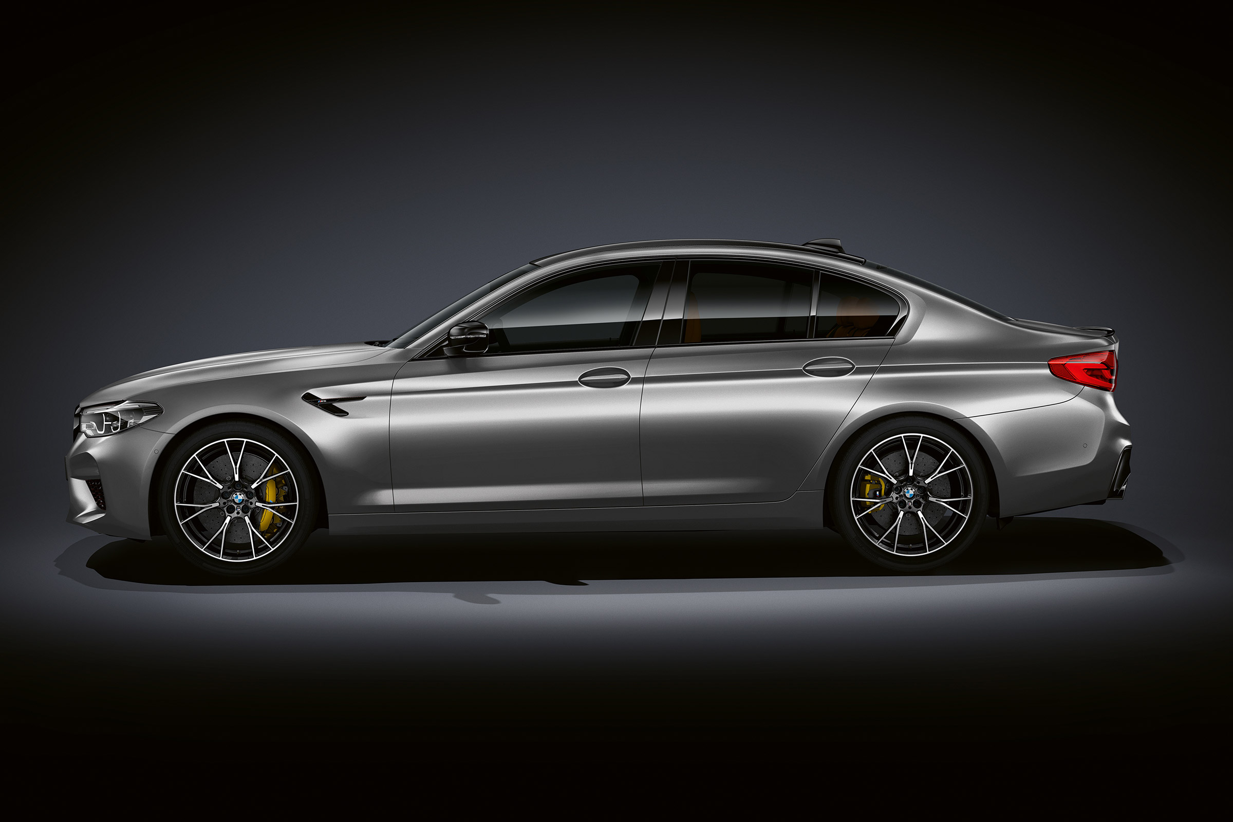 BMW M5 Competition - profile