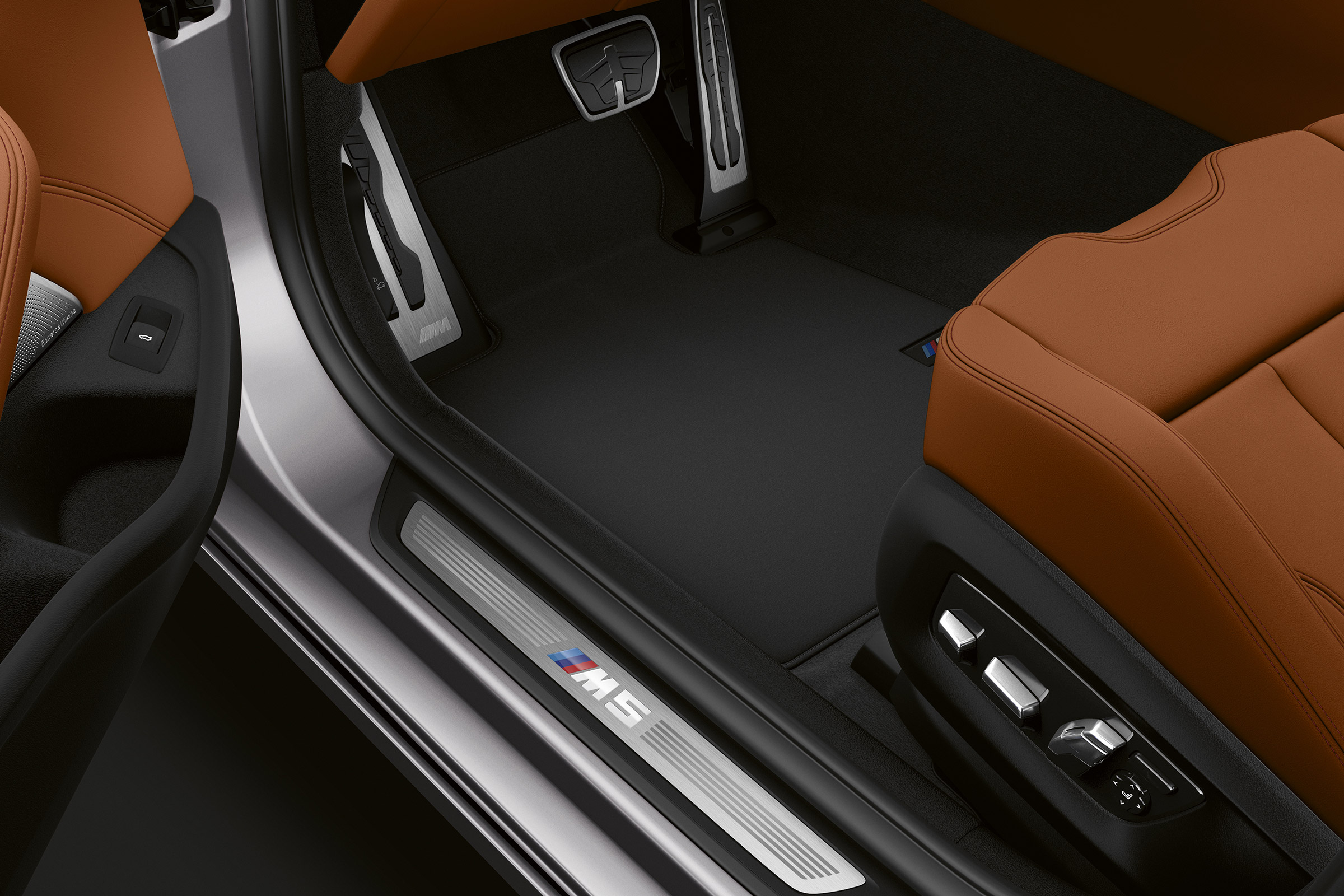 BMW M5 Competition - sill