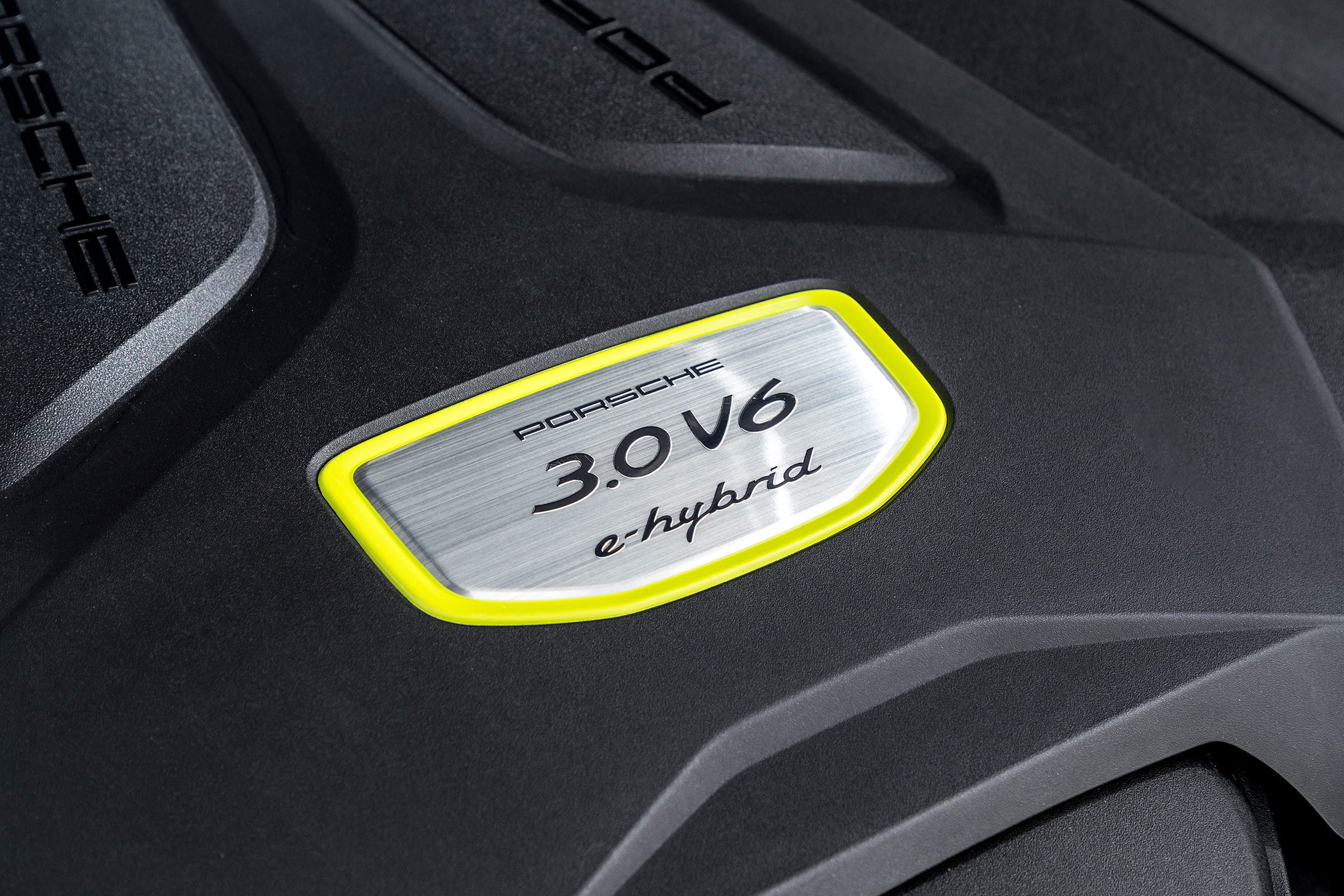 Porsche Cayenne E-Hybrid – engine badge