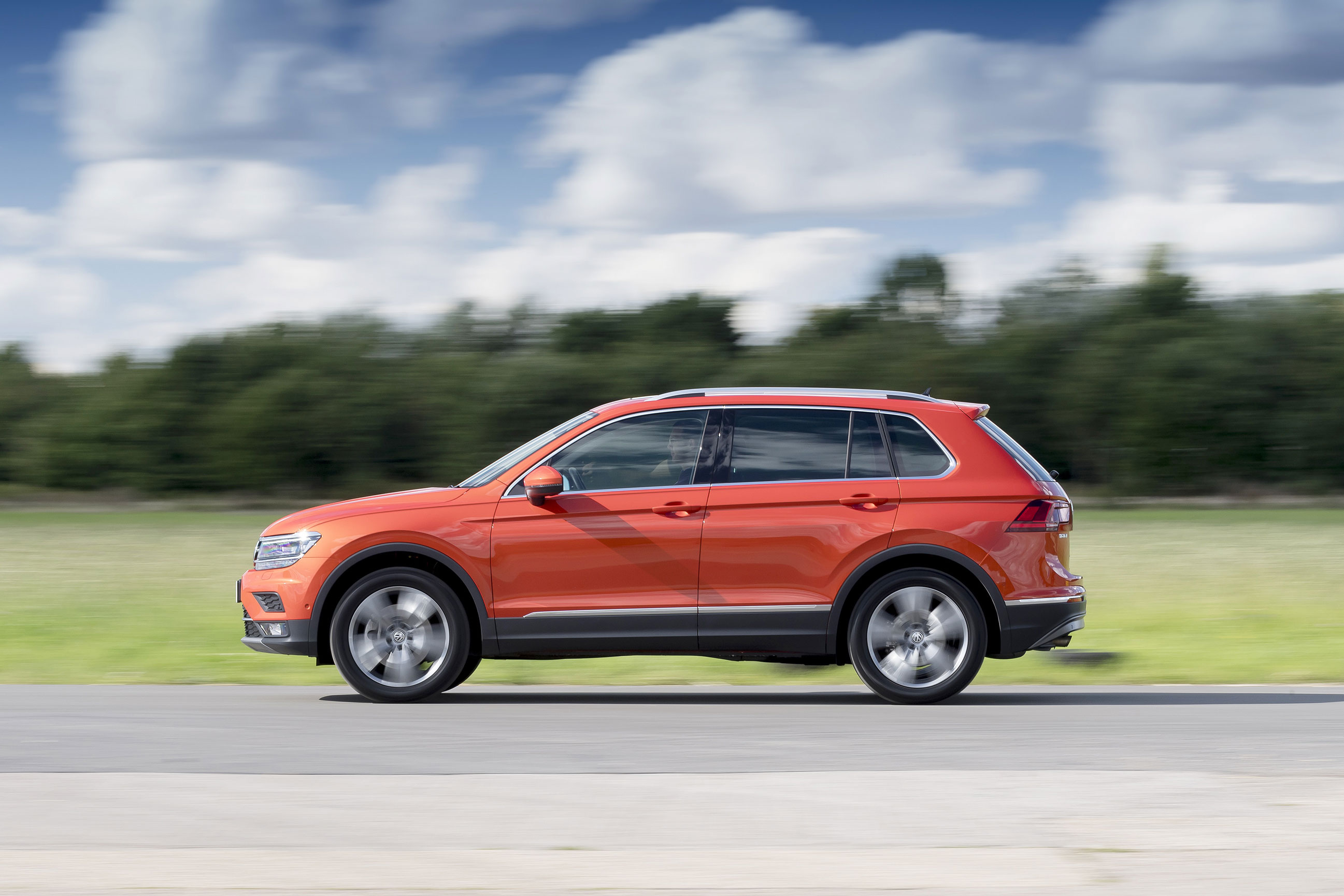 Volkswagen Tiguan – Side