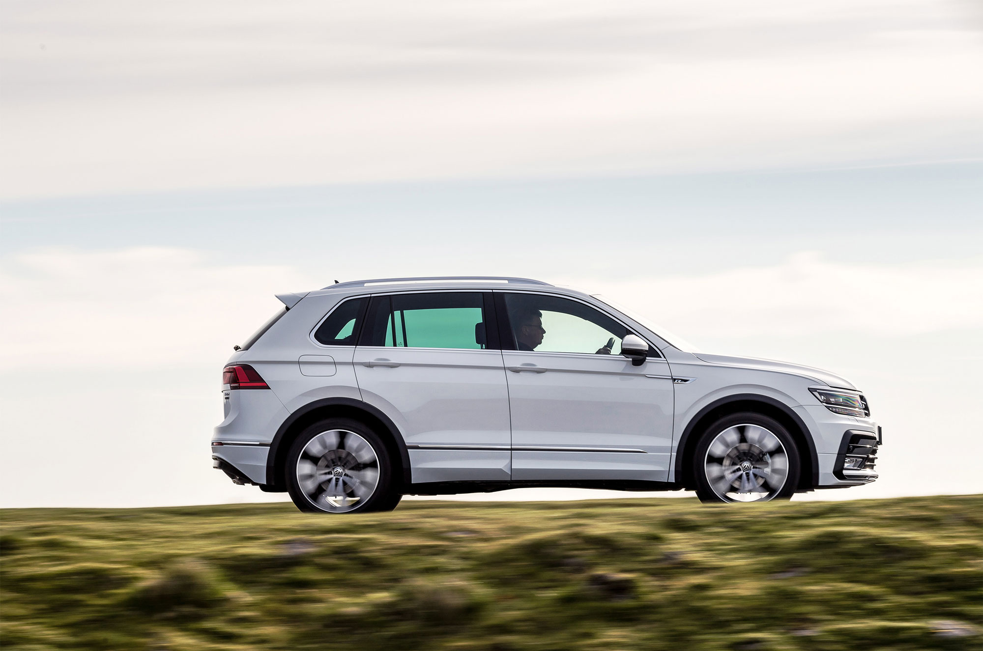 Volkswagen Tiguan R-Line – Side