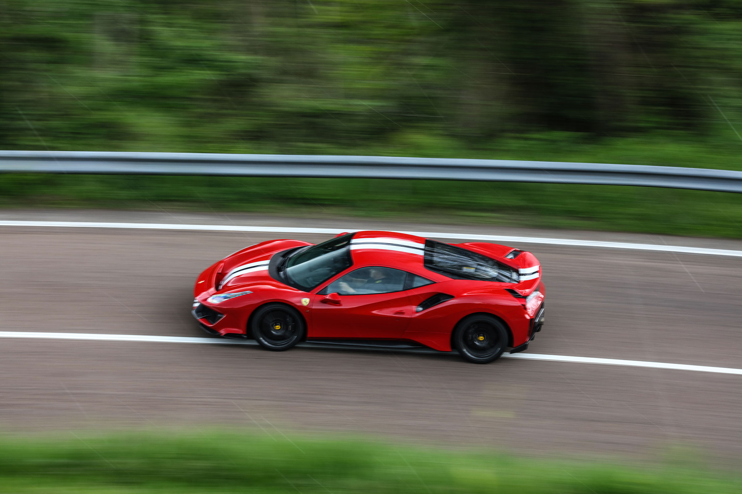 Ferrari 488 Pista – side