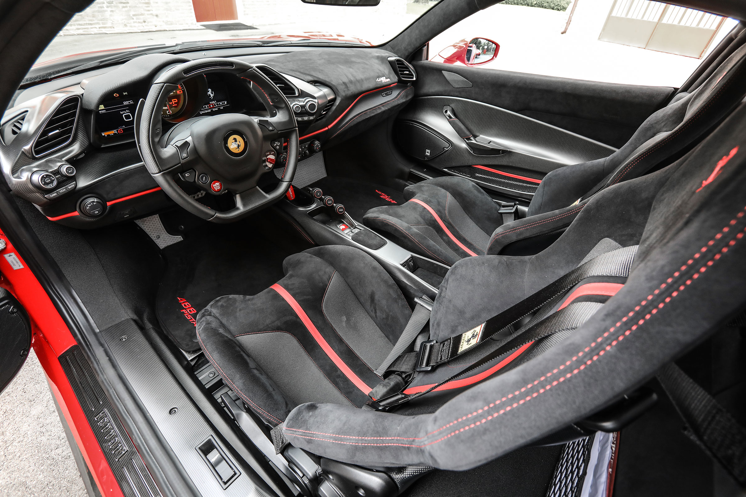 Ferrari 488 Pista – interior