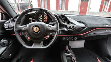 Ferrari 488 Pista – interior