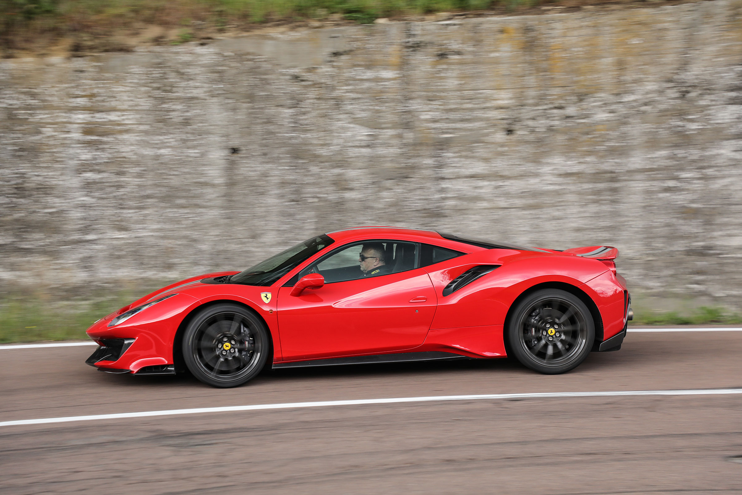 Ferrari 488 Pista – side