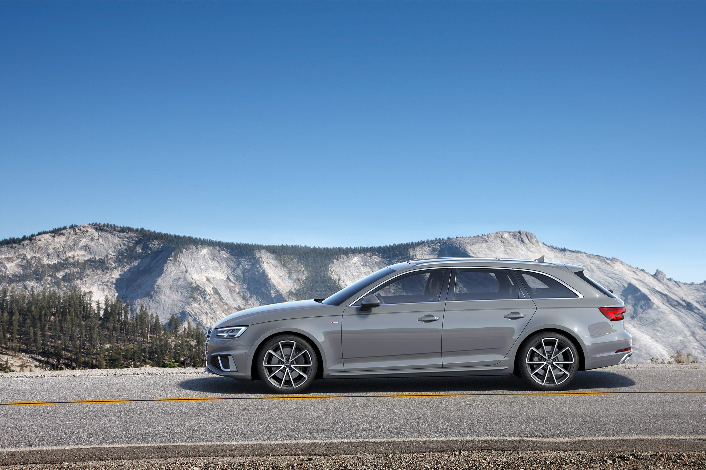 Audi A4 refresh 2018 - side