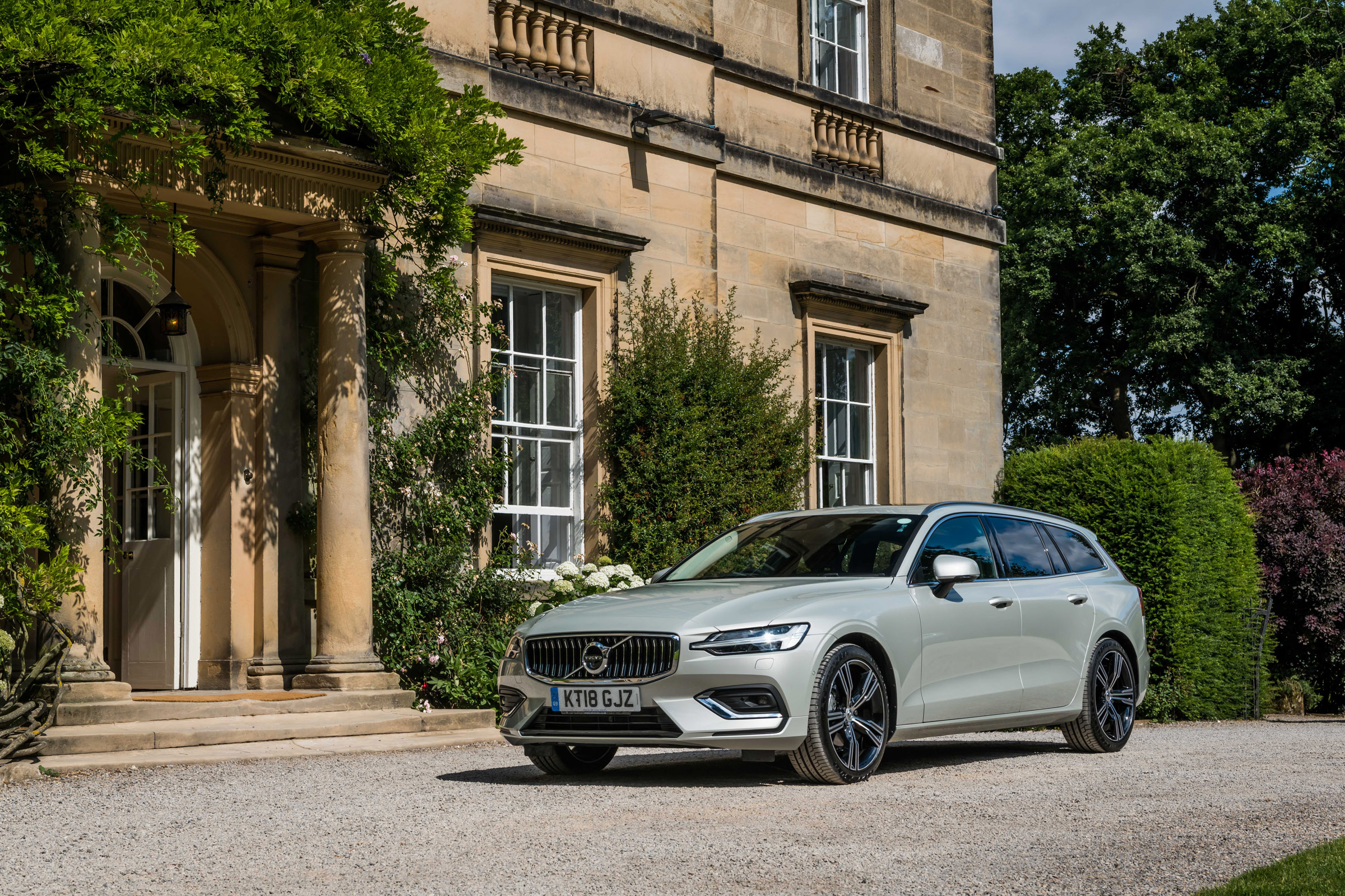 Volvo V60 front three-quarters