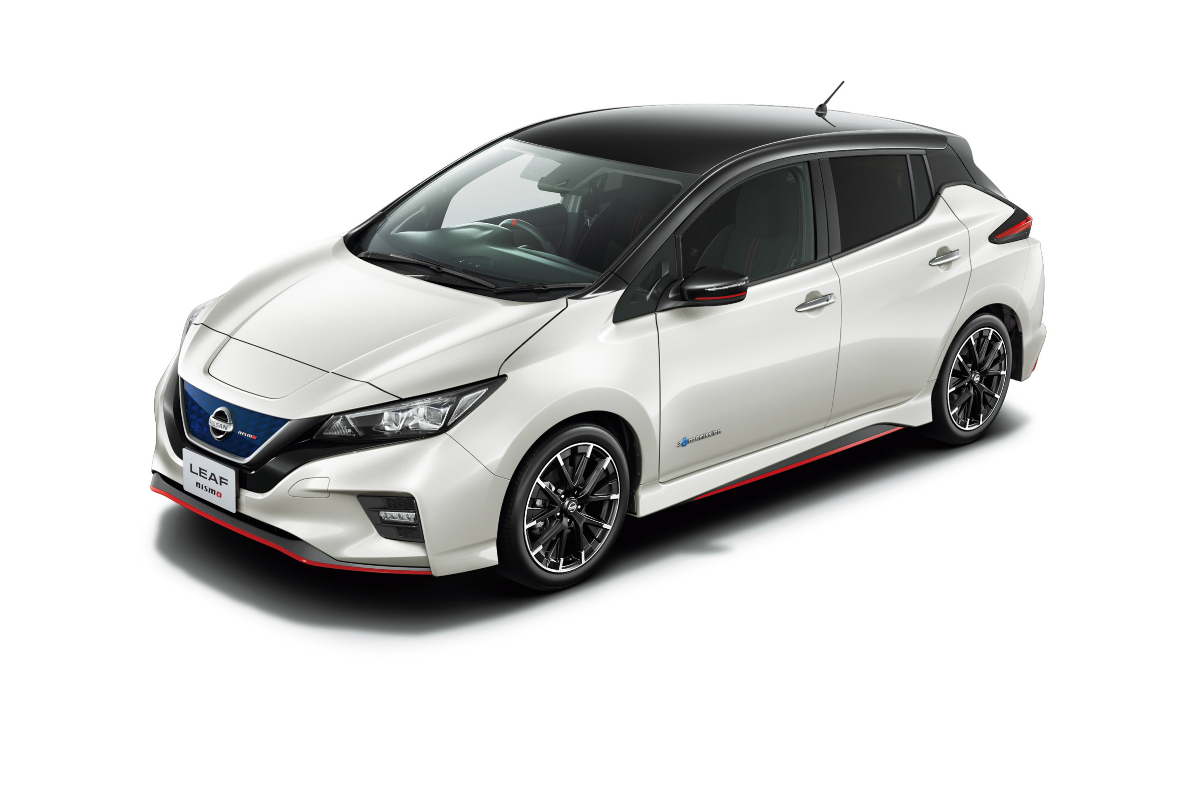 Nissan Leaf Nismo white with black roof