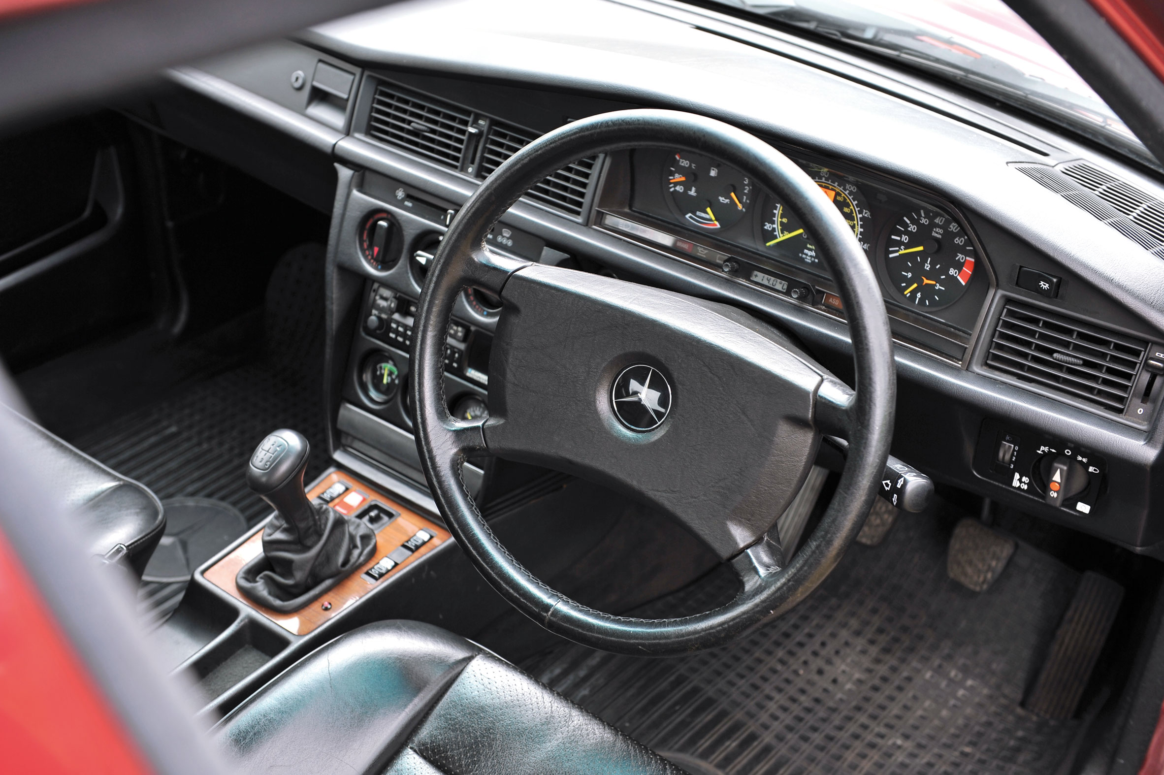 Mercedes-Benz 190E 2.5-16 - Interior