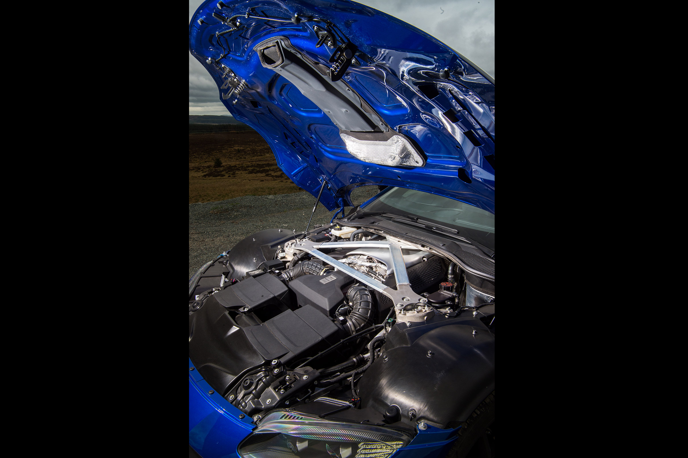Aston Martin Vantage UK - engine