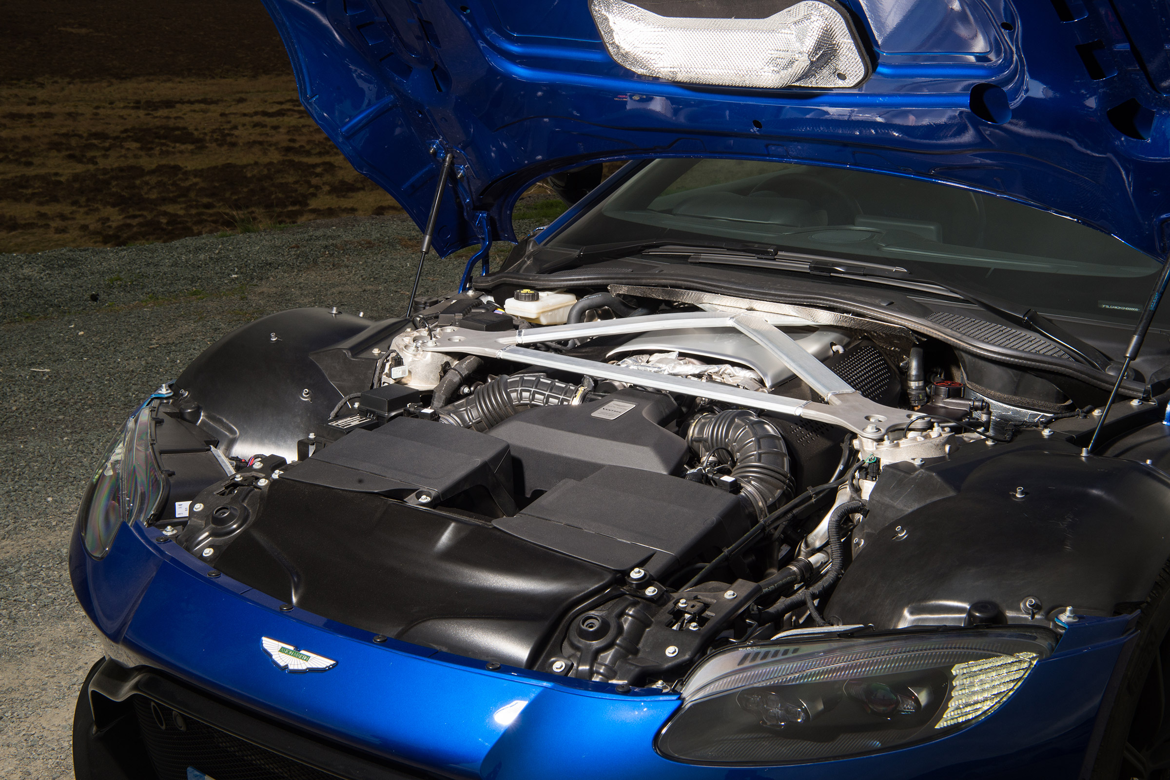 Aston Martin Vantage UK - engine