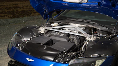 Aston Martin Vantage UK - engine