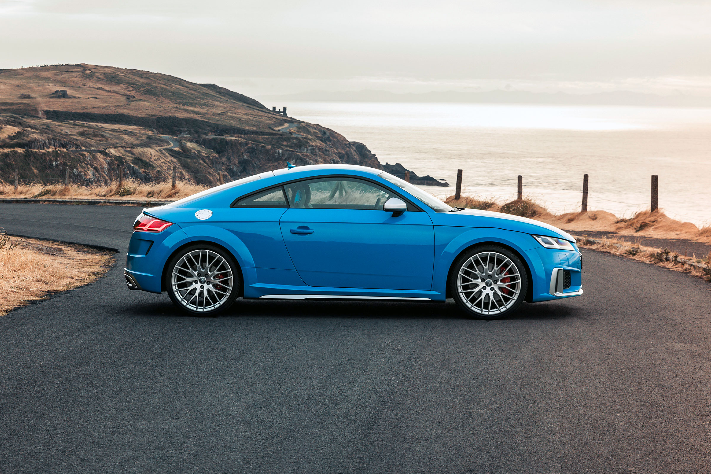 Audi TTS – side