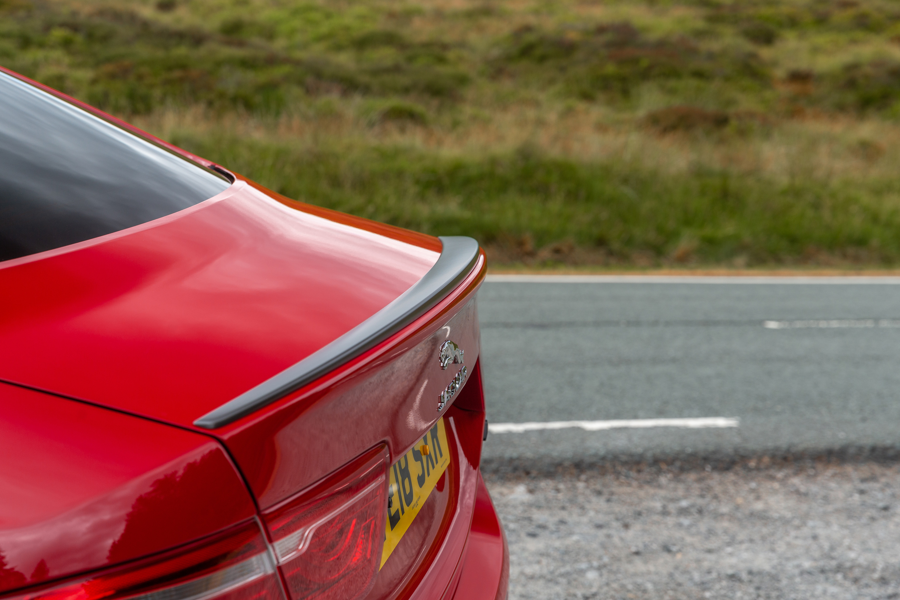 Jaguar XE 300 Sport - wing