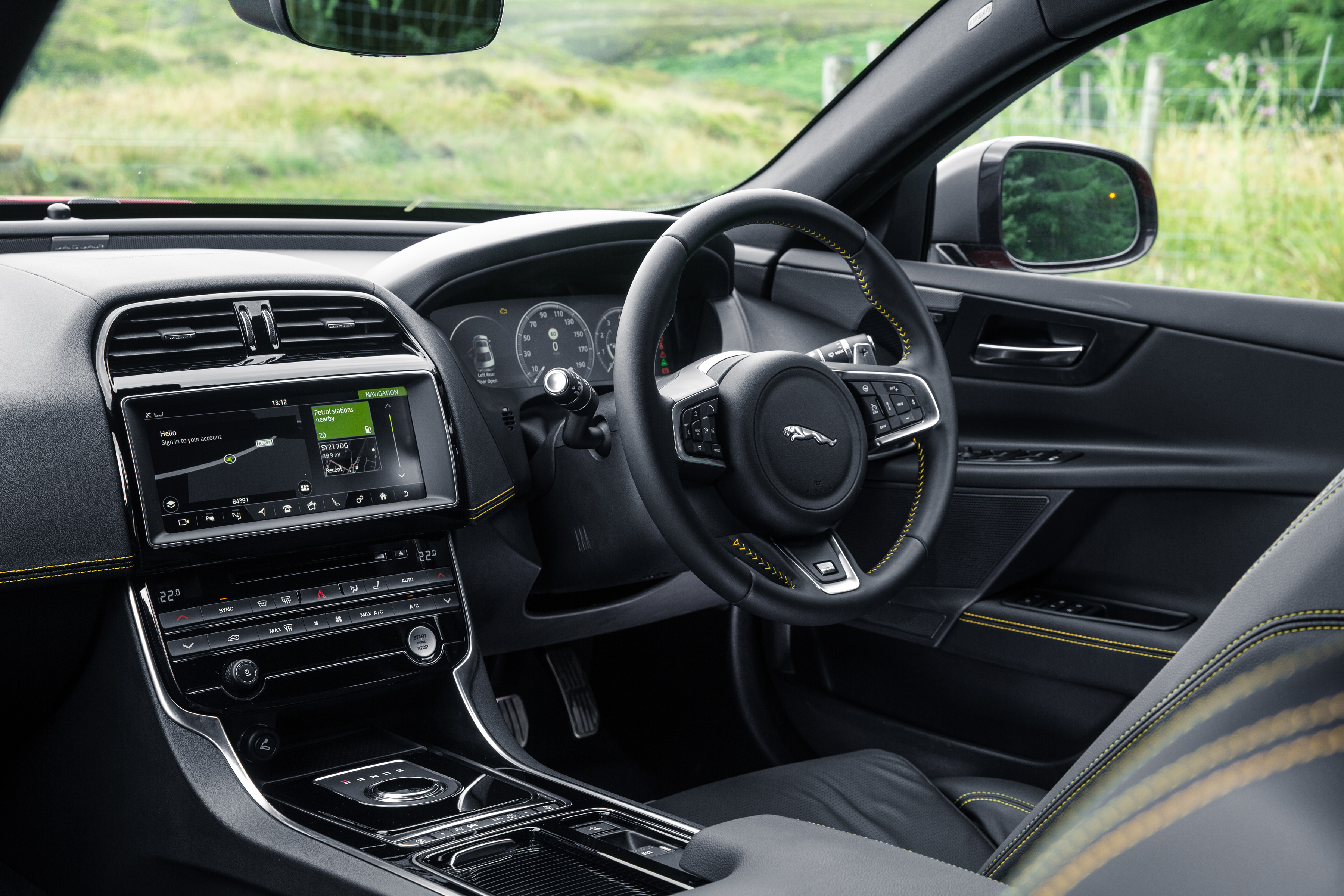 Jaguar XE 300 Sport - dash