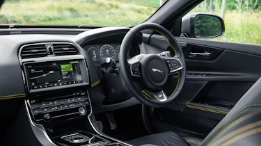 Jaguar XE 300 Sport - dash