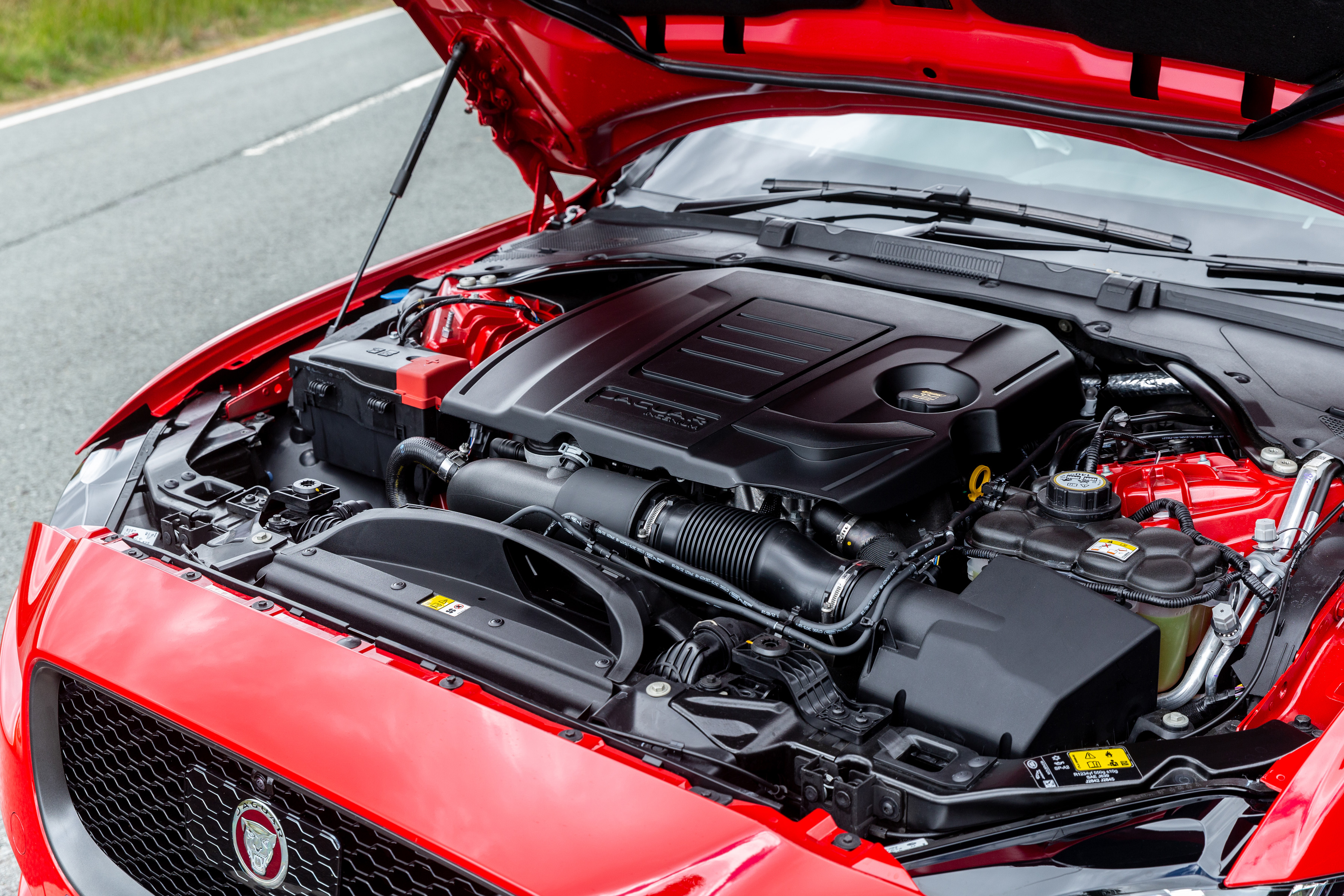 Jaguar XE 300 Sport - engine