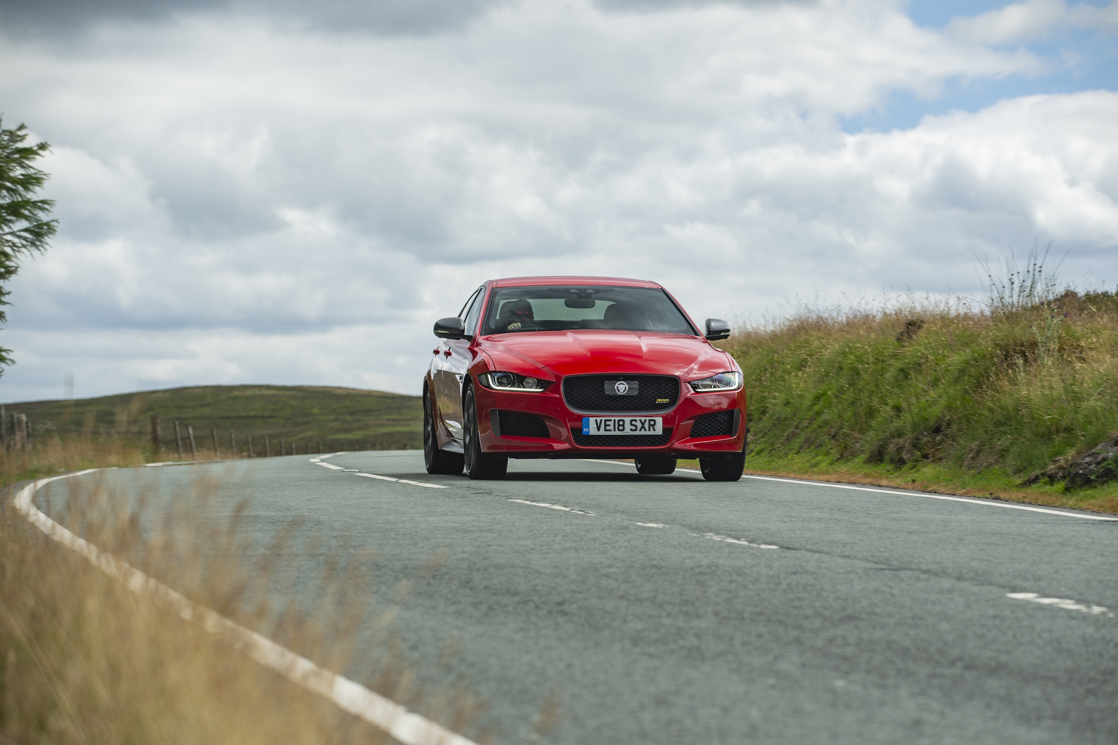 Jaguar XE 300 Sport - front