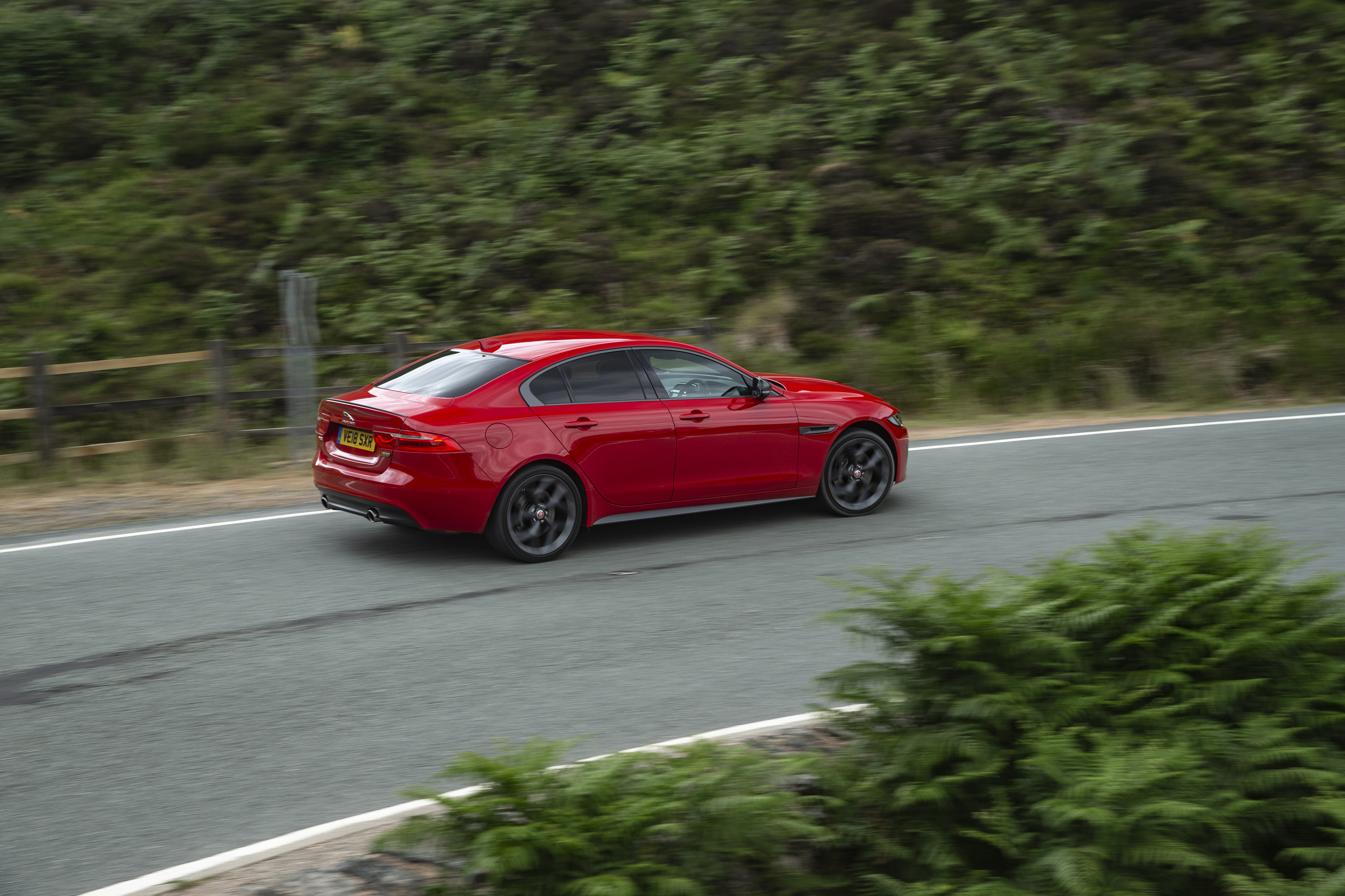 Jaguar XE 300 Sport - side