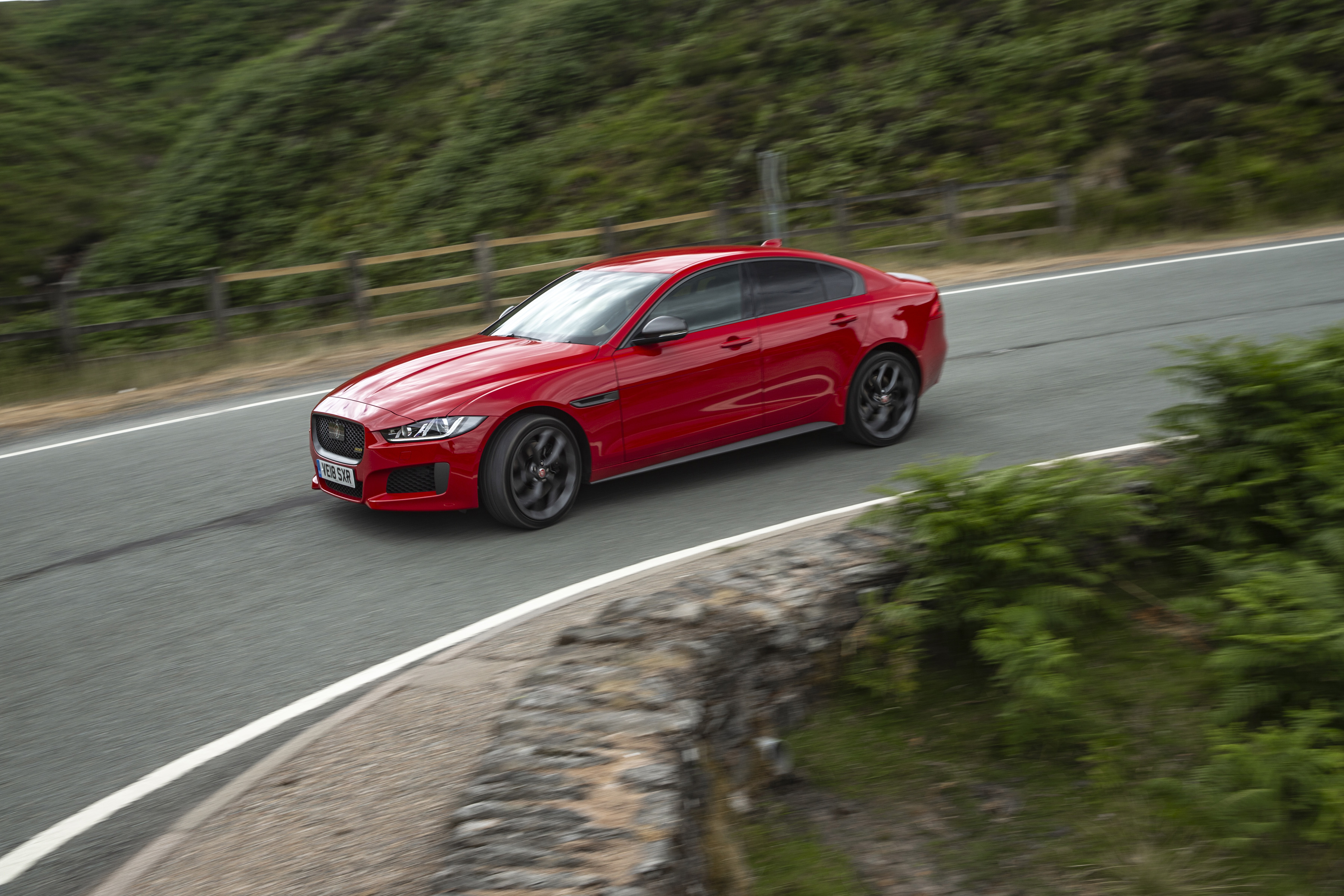 Jaguar XE 300 Sport - side