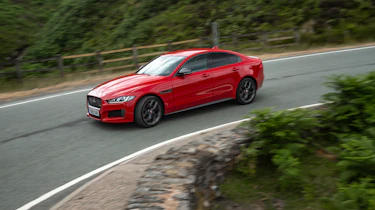 Jaguar XE 300 Sport - side