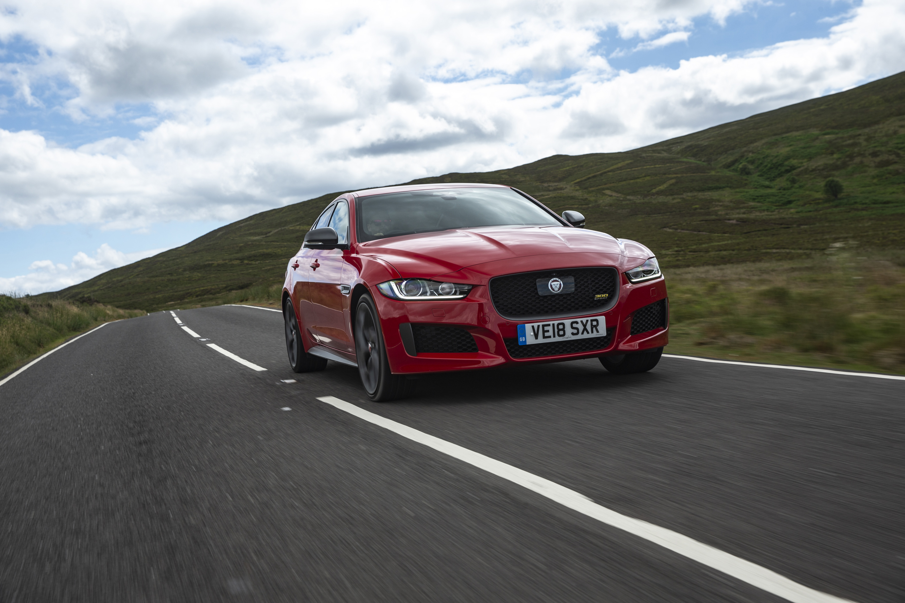 Jaguar XE 300 Sport - front