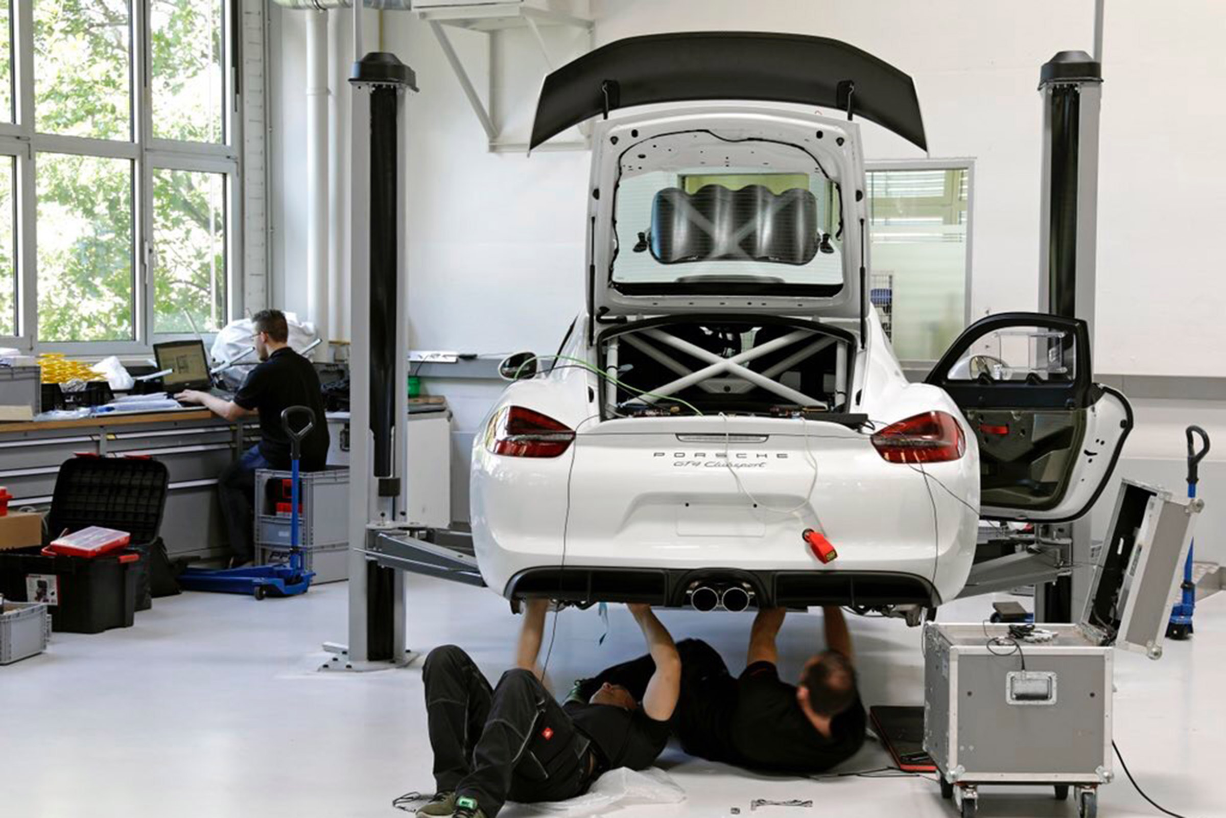 Porsche Cayman GT4 Clubsport rally - rear