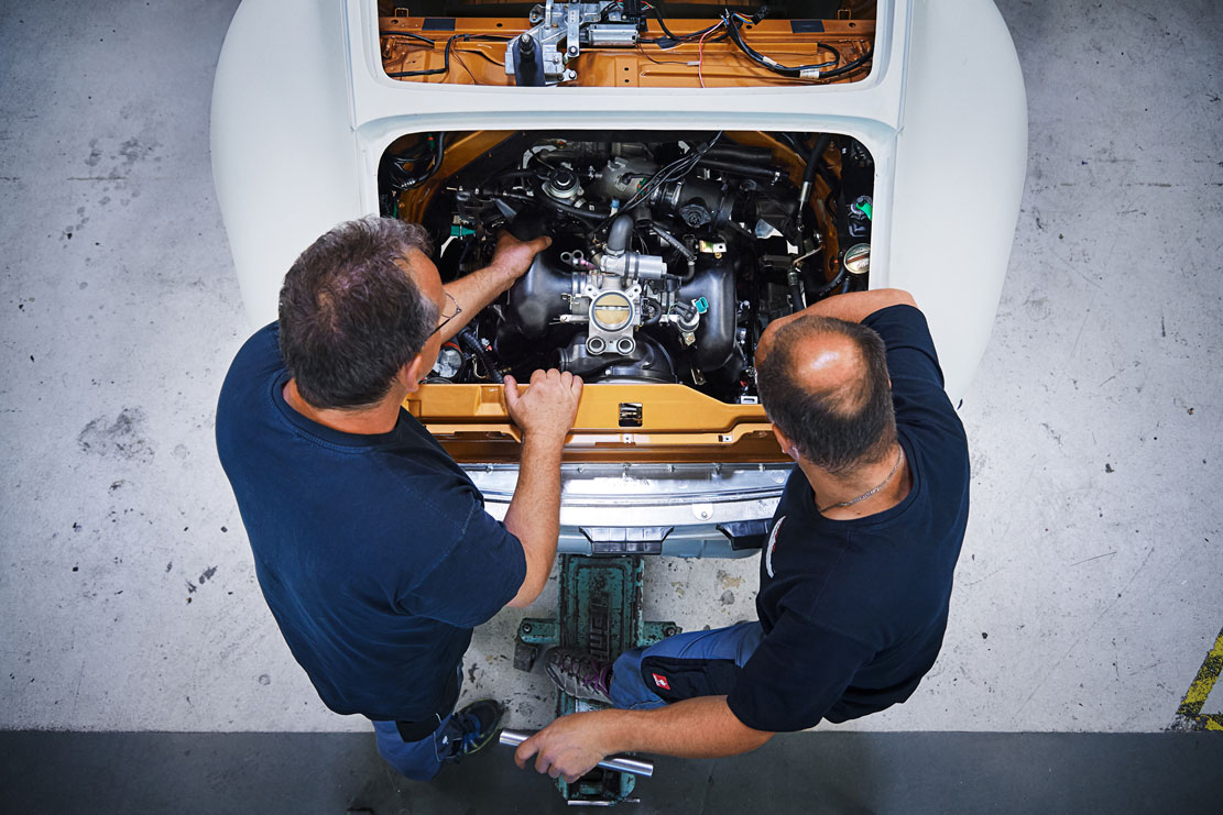 Porsche Classic Project Gold - Engine installation 