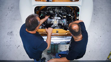 Porsche Classic Project Gold - Engine installation