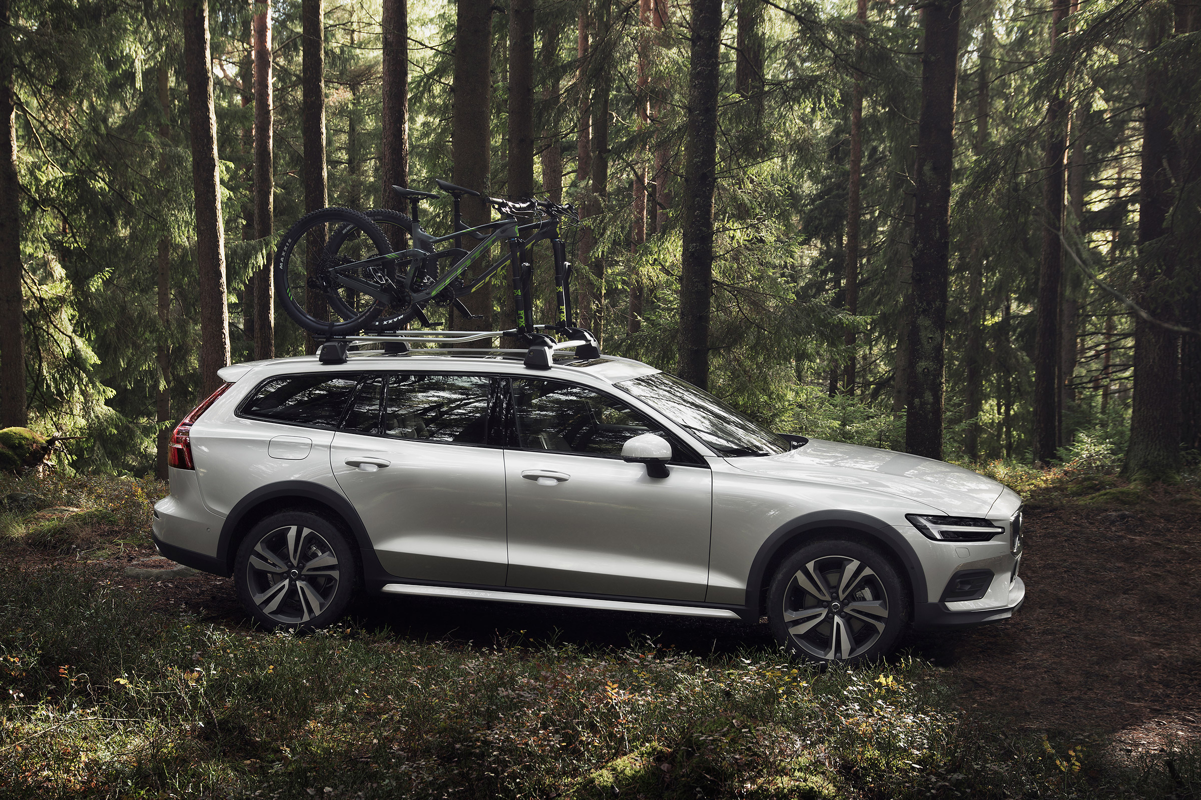 Volvo V60 Cross Country - side