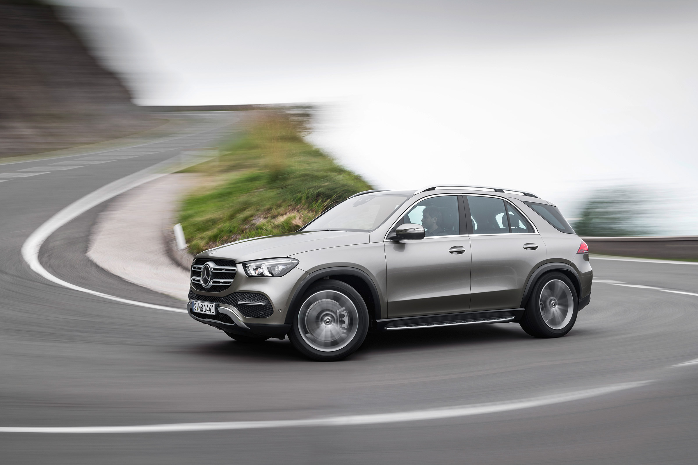 new Mercedes-Benz GLE - front quarter