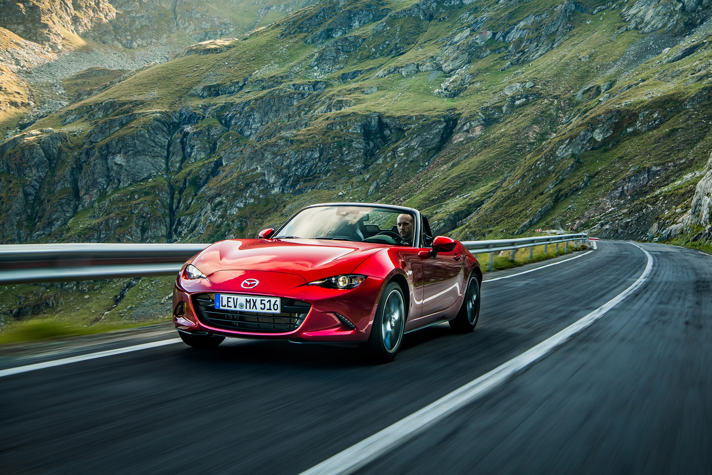Mazda 2018 MX-5 - front quarter