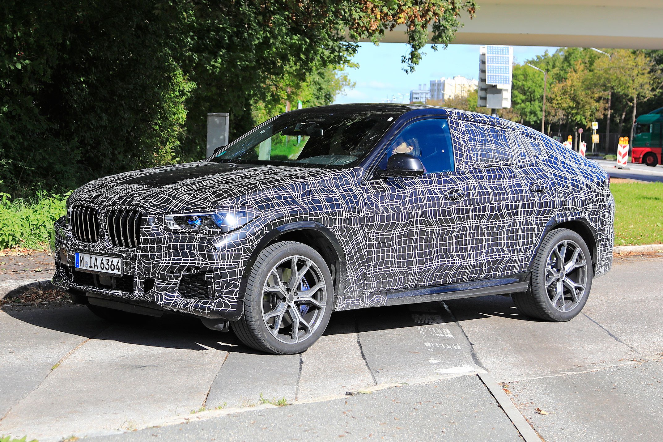 2019 BMW X6 prototype - front
