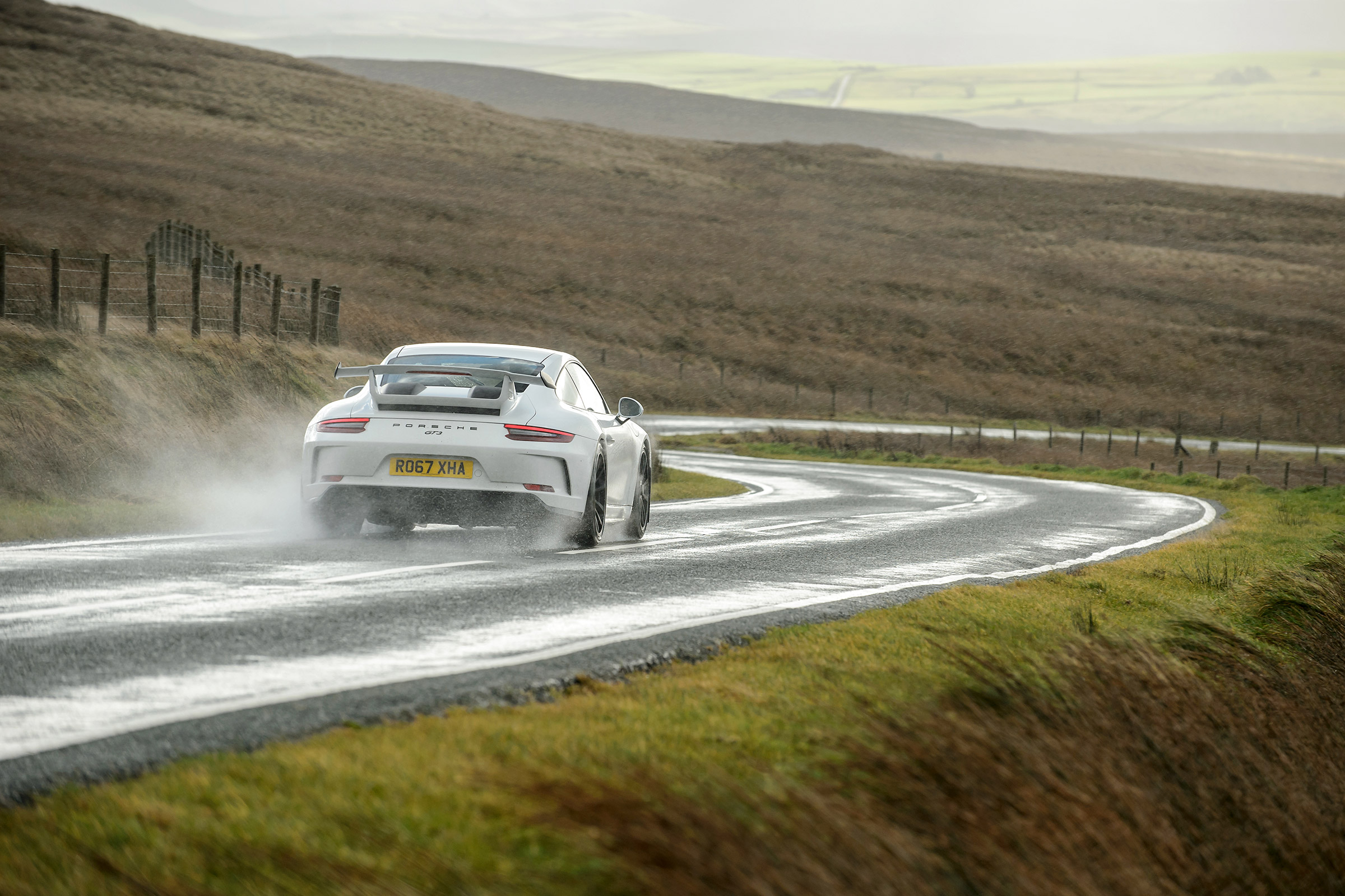 Porsche 911 GT3 vs Lotus GT430 - rear