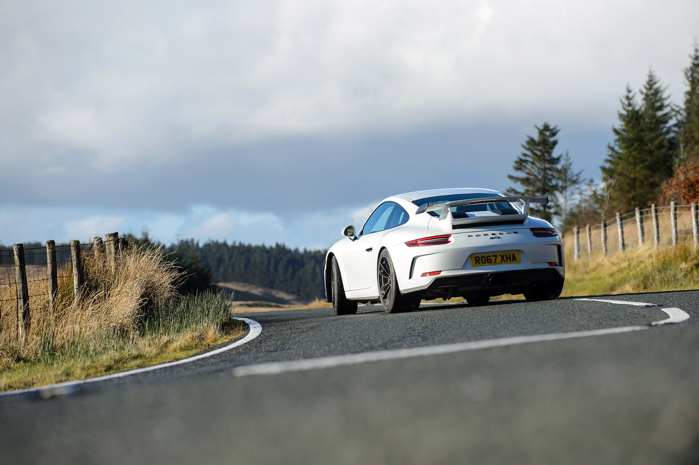 Porsche 911 GT3 vs Lotus GT430 - slide
