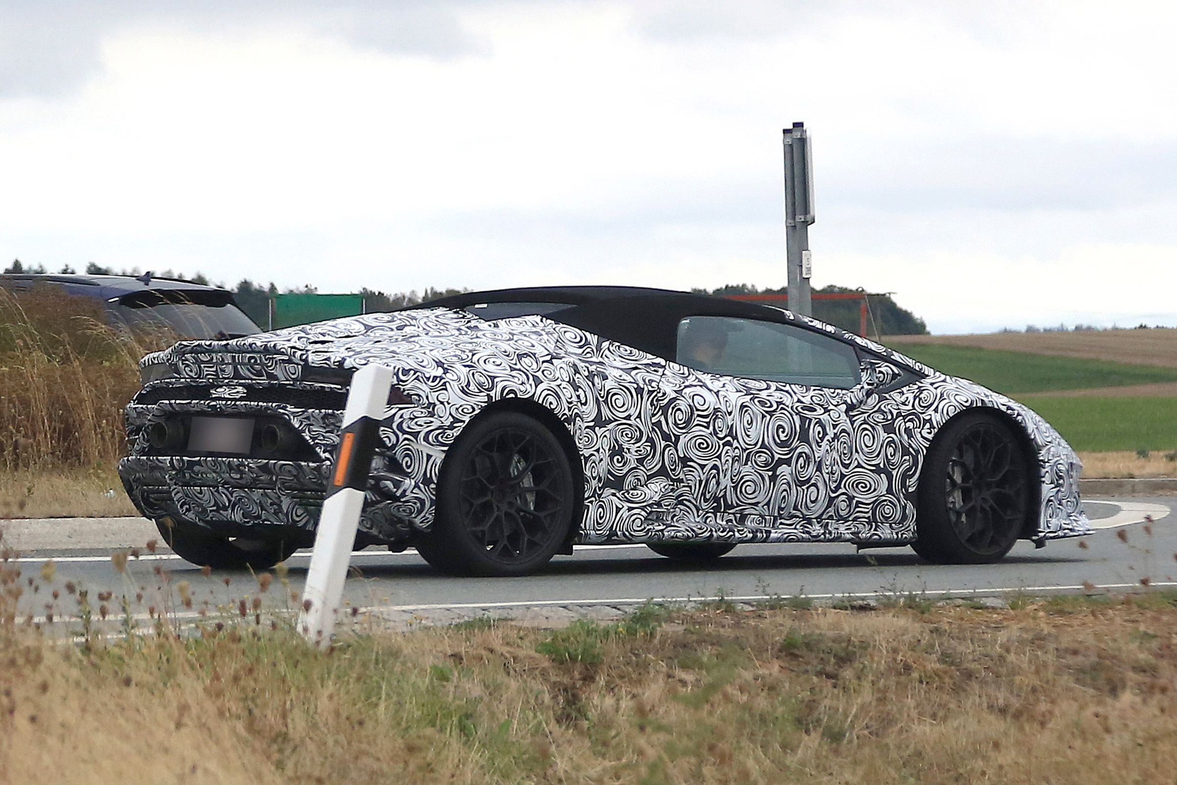 Lamborghini Huracan fl - rear quarter]